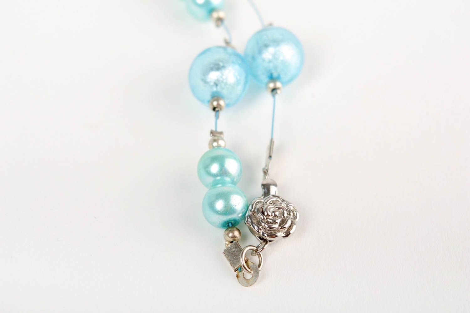 Collar de cuentas de vidrio veneciano y perlas de cerámica artesanal azul foto 4