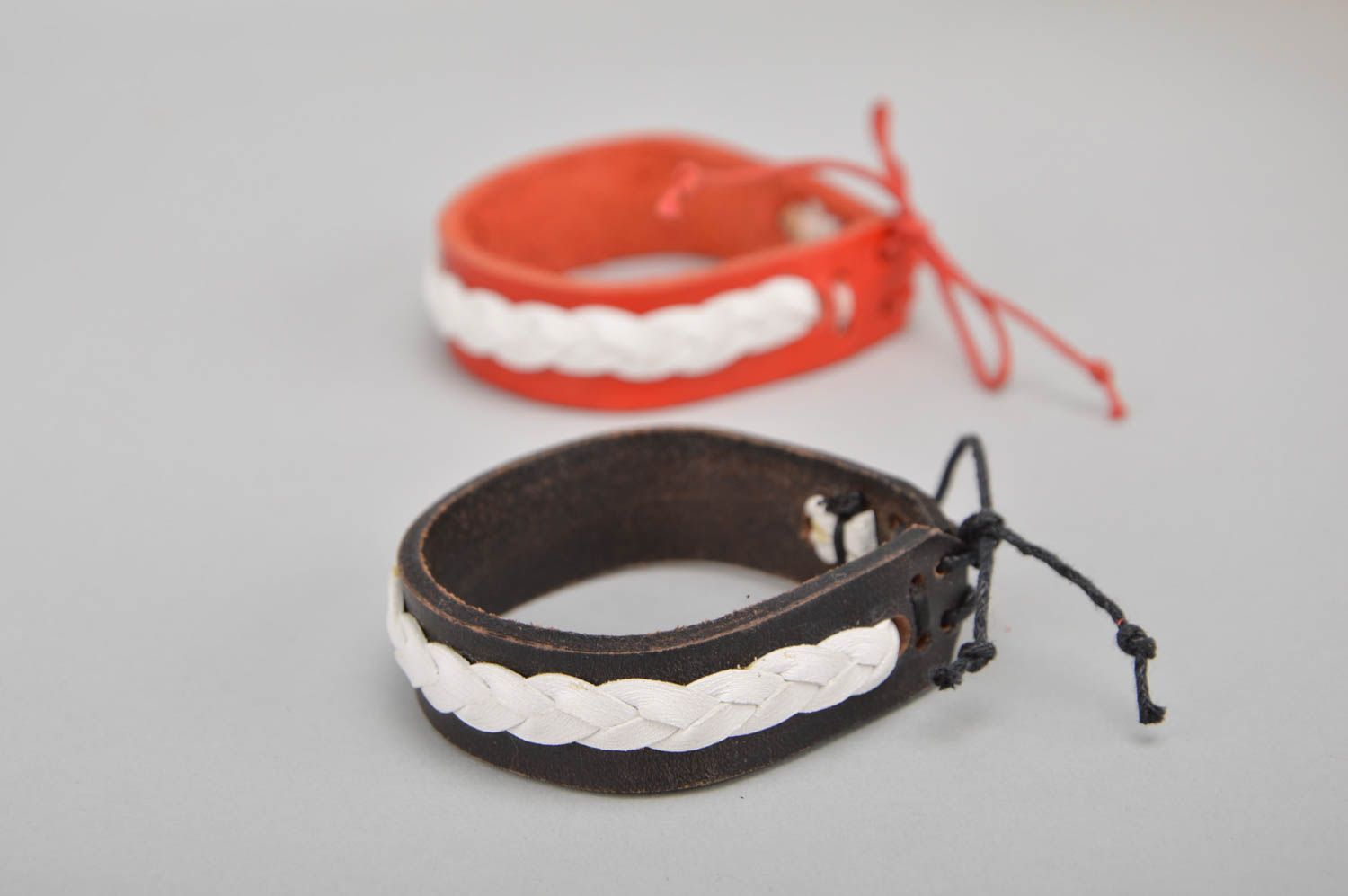 Набор браслетов из натуральной кожи 2 шт красный и коричневый с белым хэнд мэйд фото 5