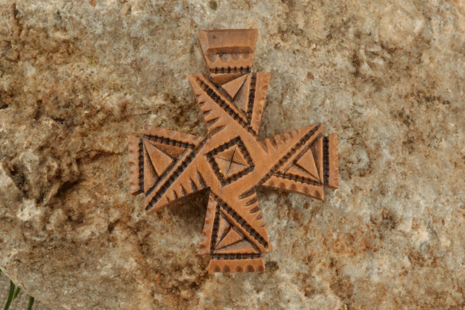 Деревянный крест в технике резьбы фото 1