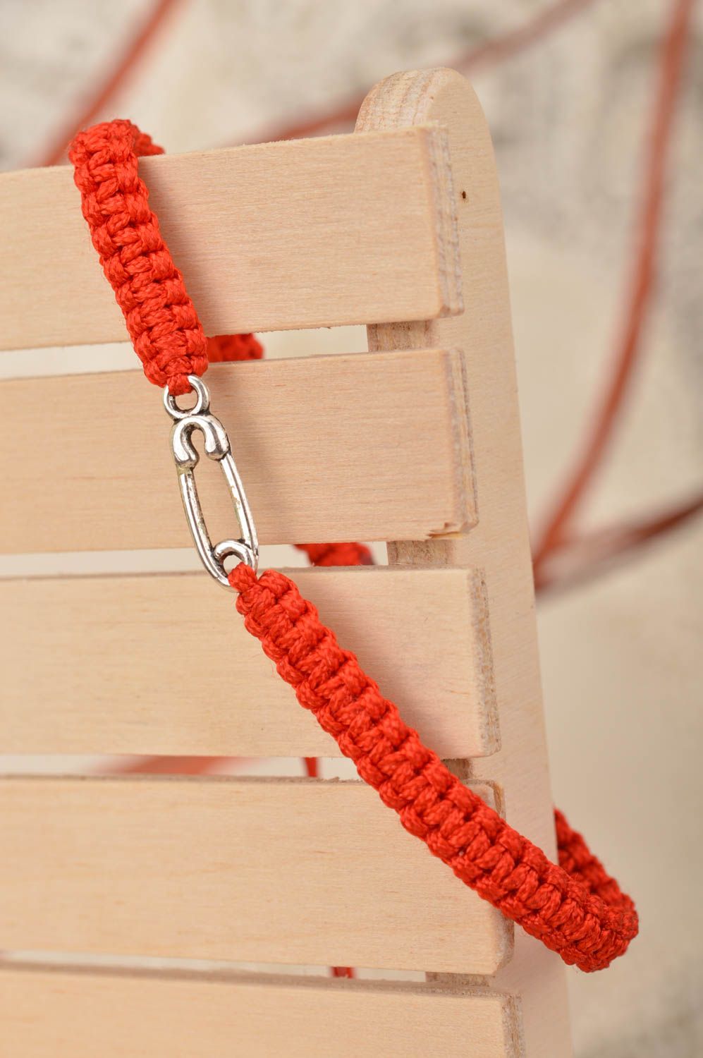 Красный браслет из шелковых ниток с металлической булавкой ручной работы фото 1