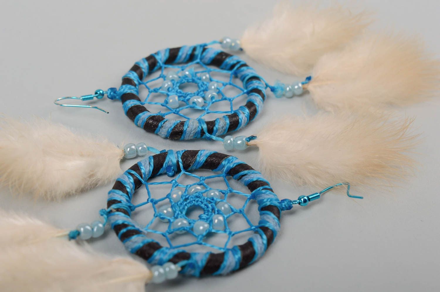 Серьги ручной работы серьги с перьями голубые длинные серьги Ловец снов фото 3