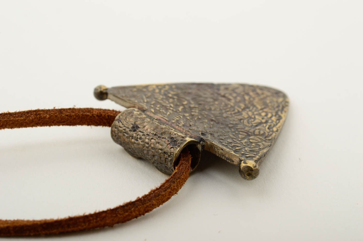 Украшение ручной работы треугольный кулон на шею украшение из бронзы на шнурке фото 5