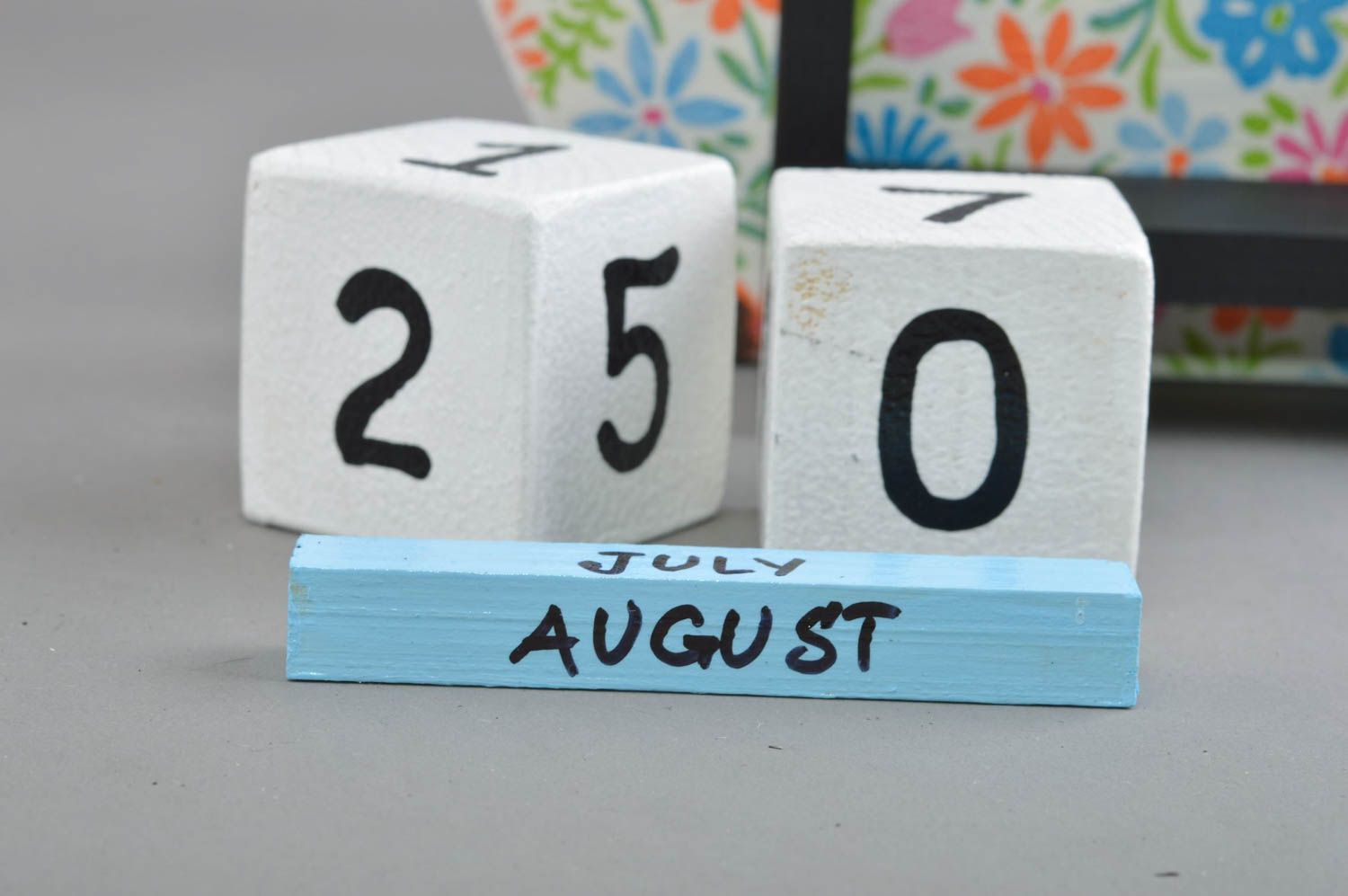 Настольный календарь с кубиками ручной работы в виде барашка яркий оригинальный фото 4