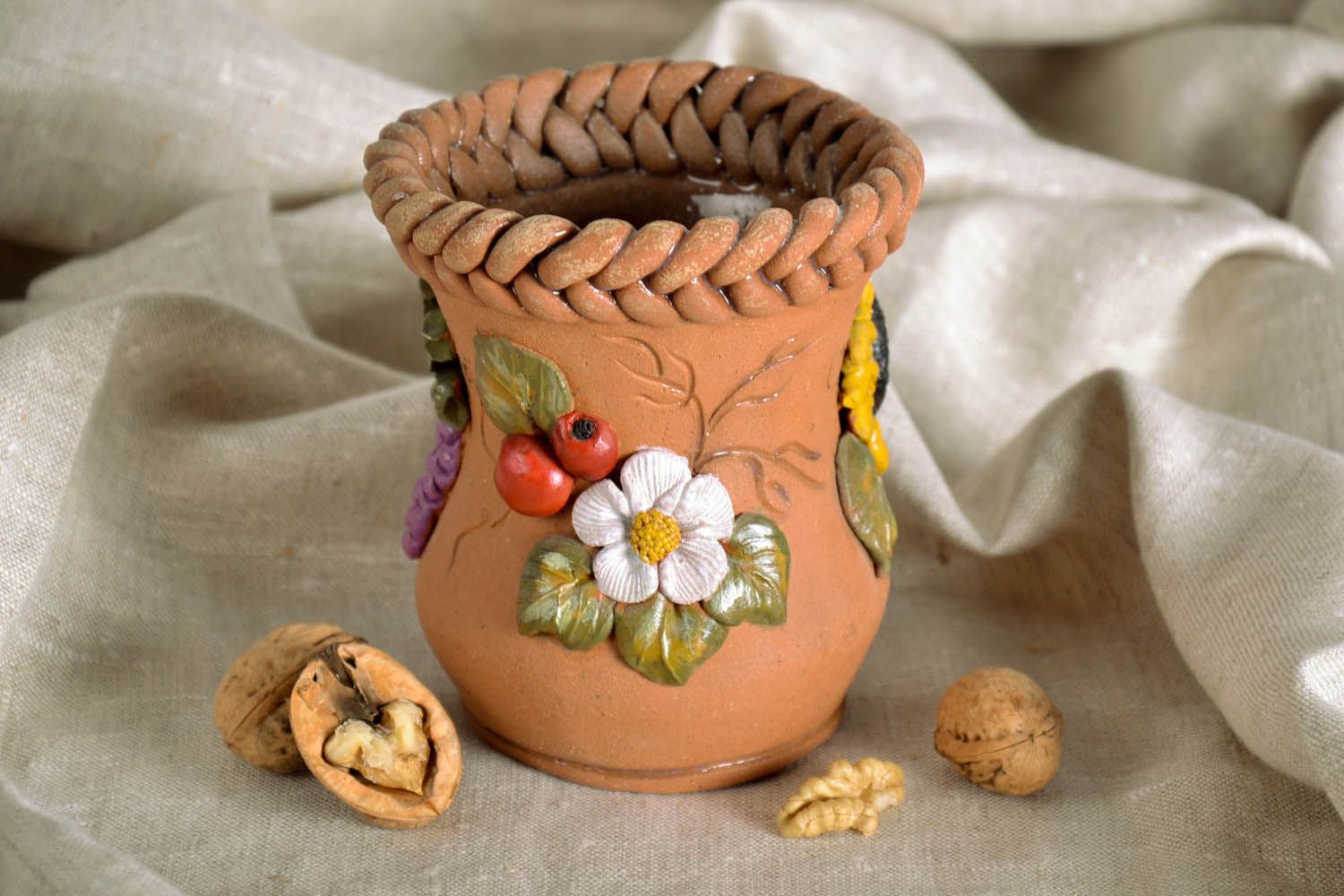 Vaso de cerâmica para decoração feito de barro e pintado com tintas acrílicas foto 1