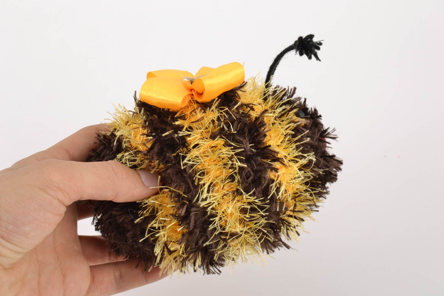 Мягкая вязаная игрушка из шерсти ручной работы пчелка амигуруми милая детская фото 2