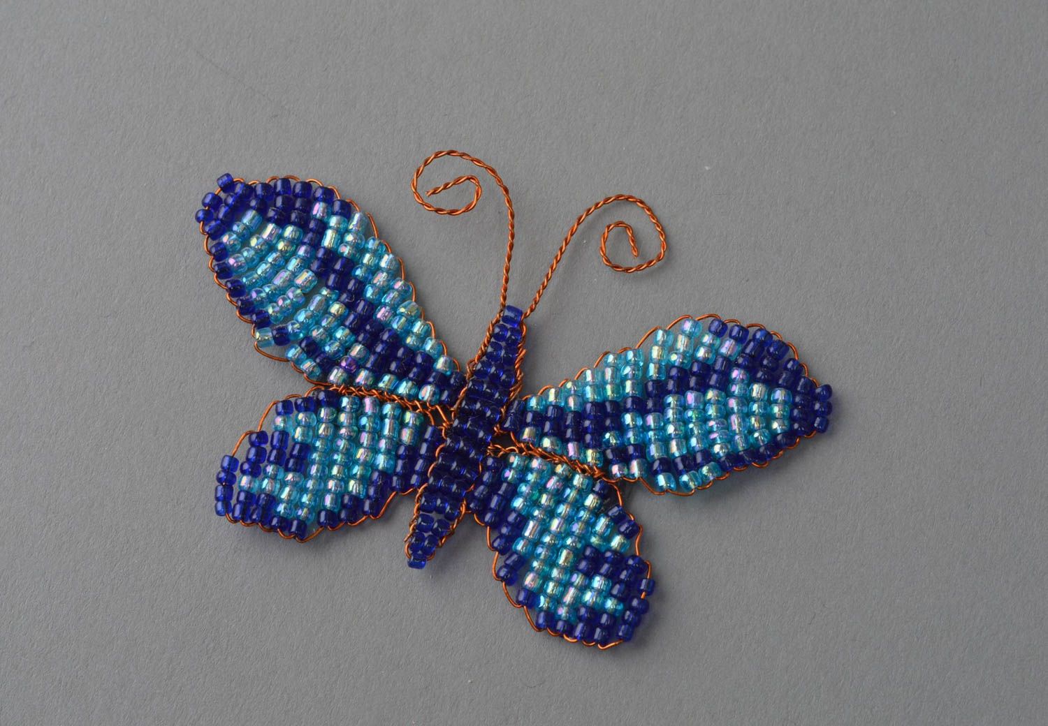 Petit aimant papillon bleu décor original en perles de rocaille fait main  photo 2