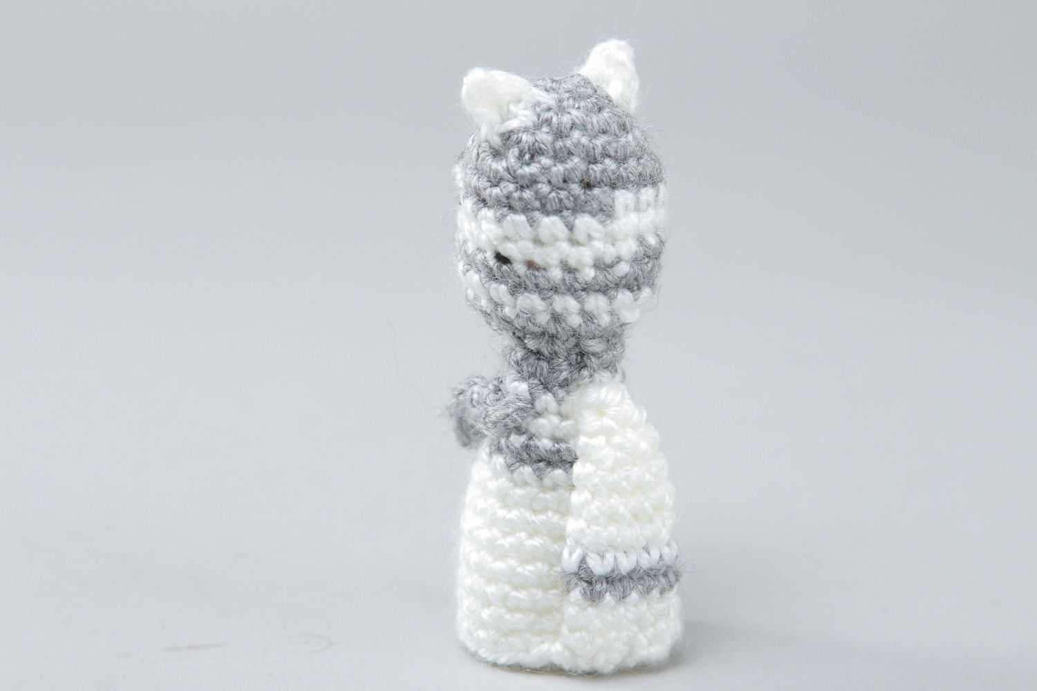 Handgemachtes gehäkeltes Finger Spielzeug Katze in Weiß und Grau für Puppentheater foto 2