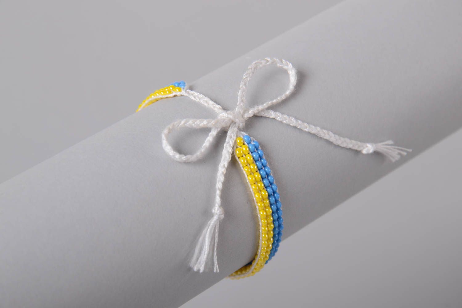 Bracelet en perles de rocaille et fils fait main fin jaune tissé bleu original photo 2