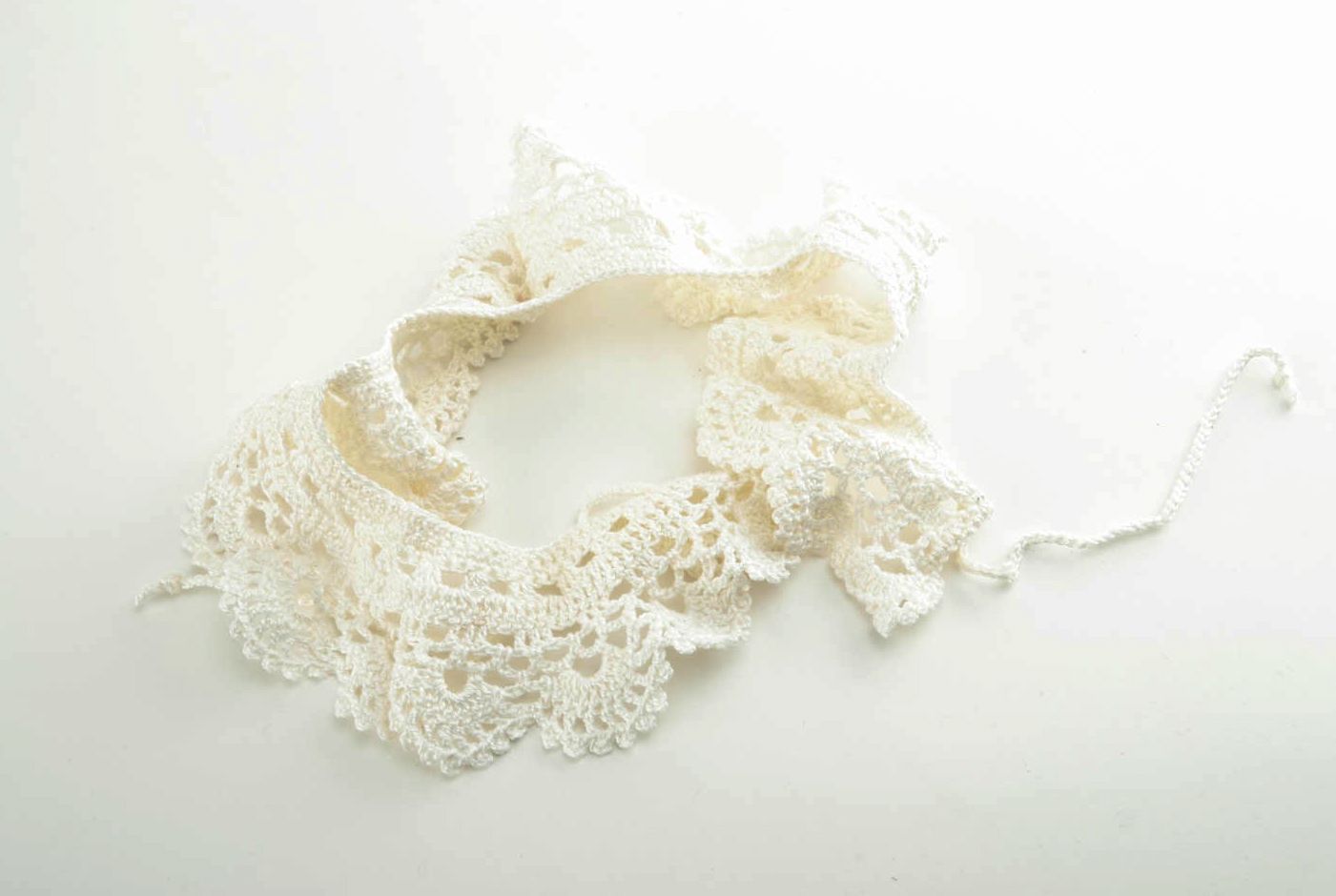 Fashionable white lacy collar photo 1