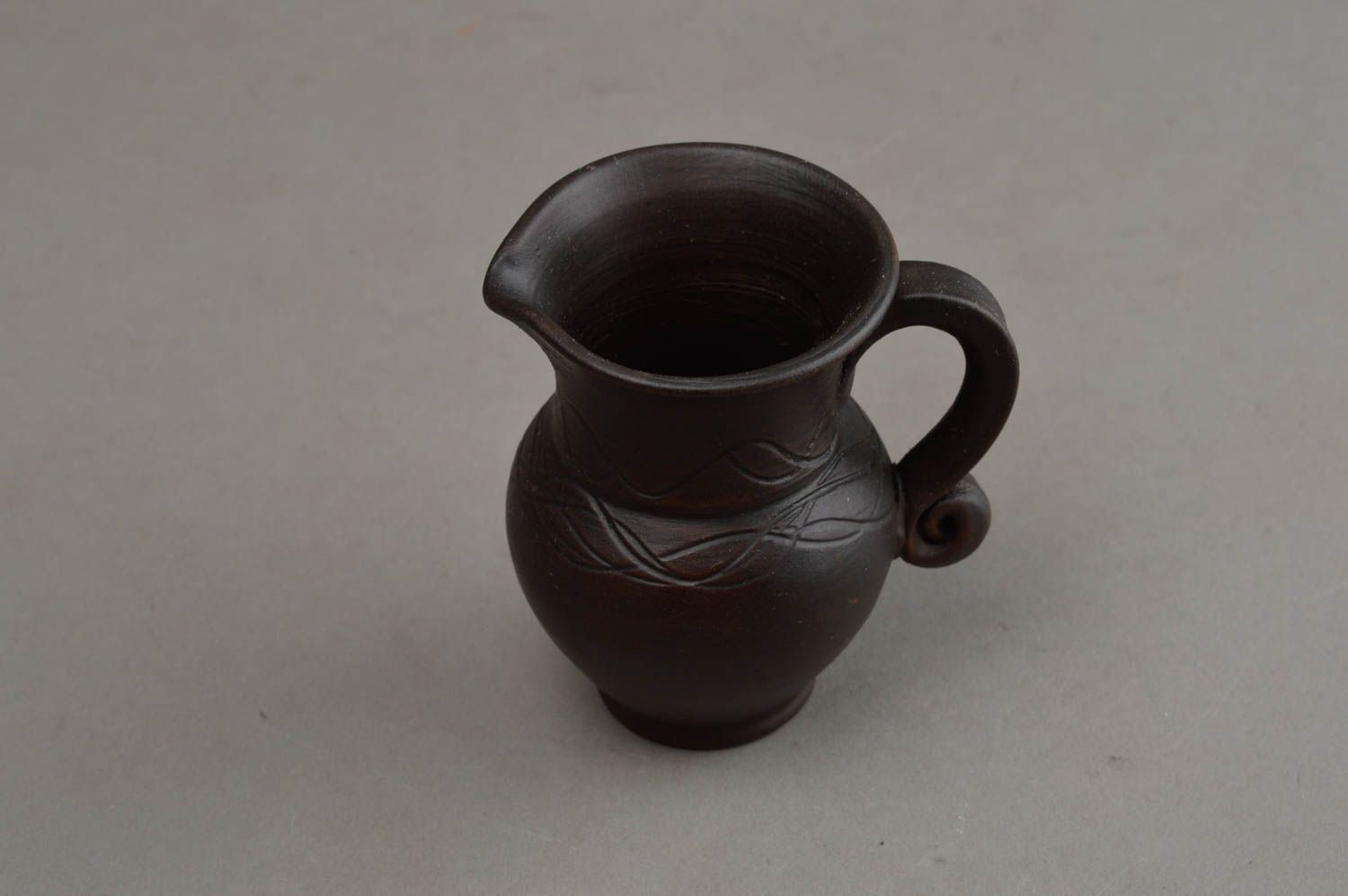 Winzige dekorative Vase aus Ton in Form vom Krug handgemachtes Dekorelement foto 3