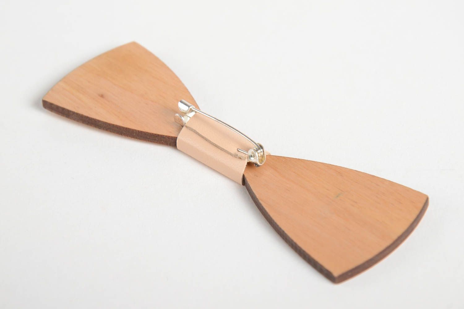 Бабочка ручной работы деревянный галстук-бабочка оригинальная брошь светлая фото 3