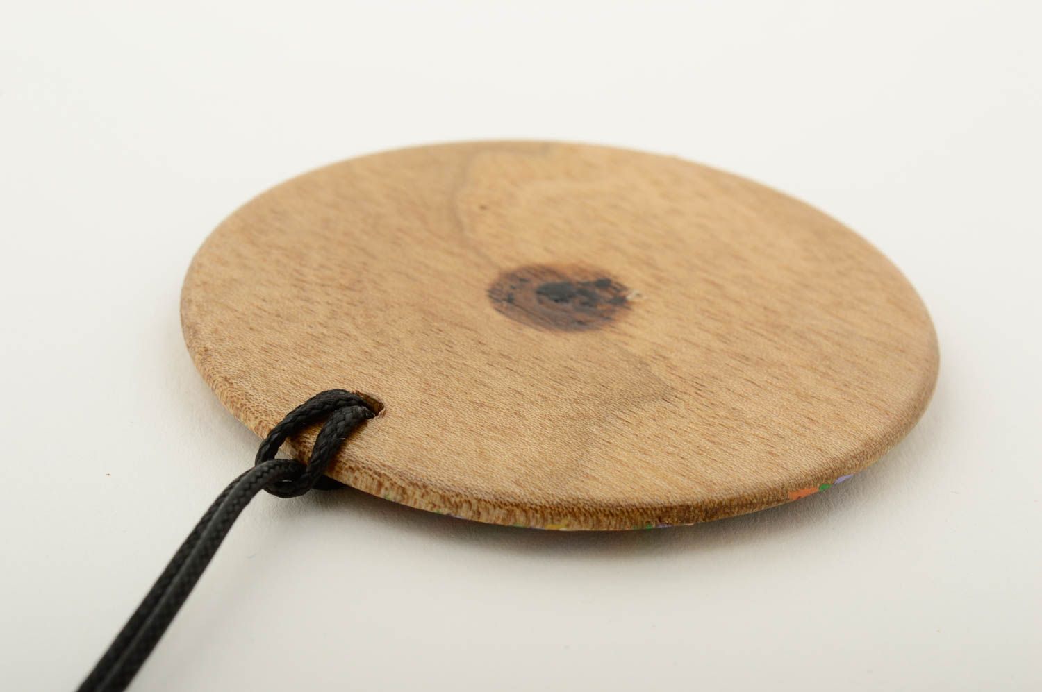 Кулон ручной работы аксессуар из дерева украшение на шею с росписью яркое фото 5