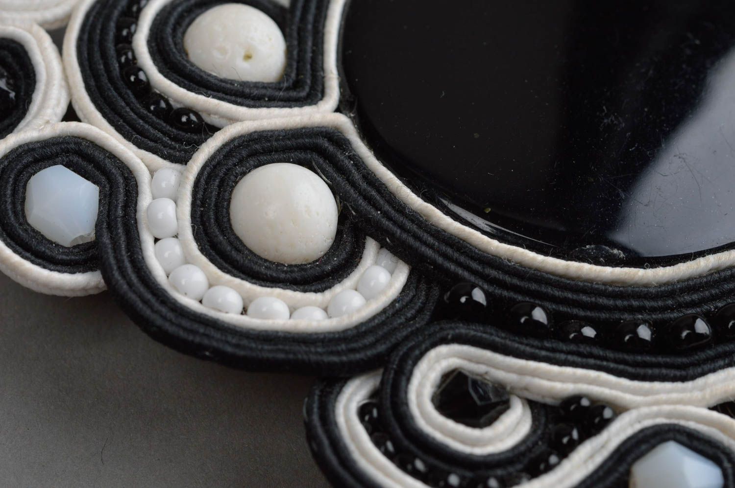 Массивное колье в сутажной технике черно белое ручной работы с пластиком фото 5