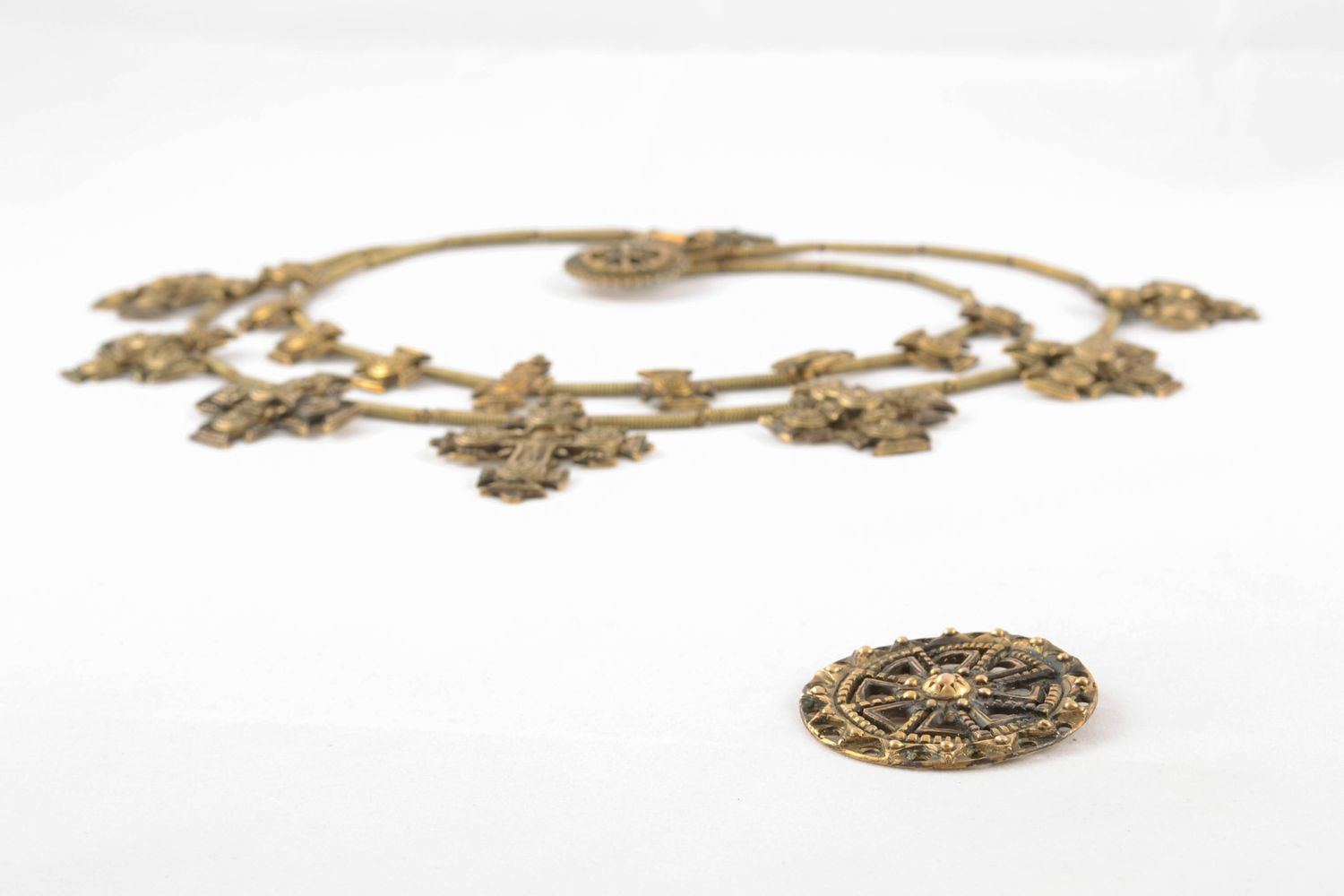Amuleto zgard fatto a mano a forma rotonda di bronza accessorio originale 
 foto 4