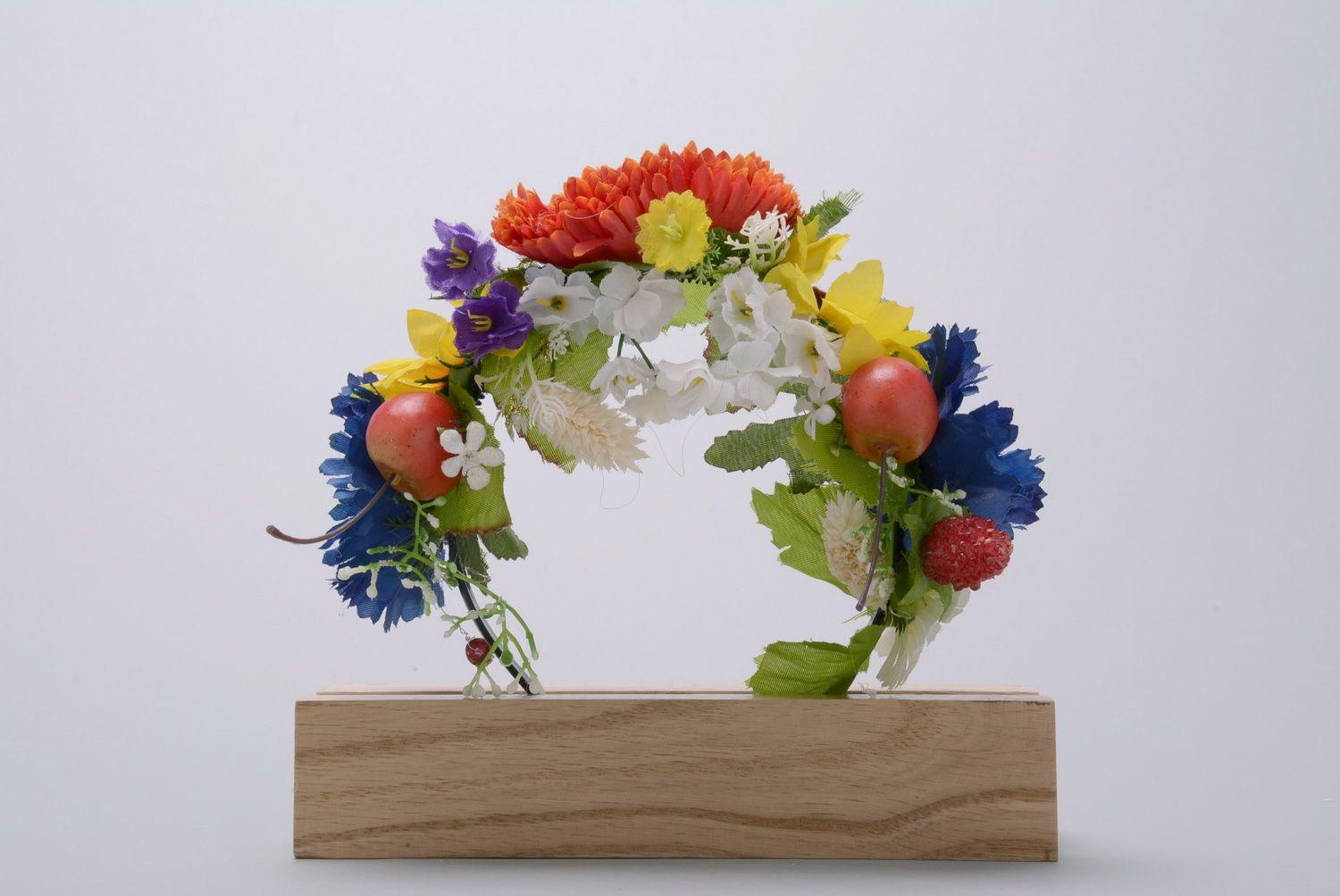 Ghirlanda con fiori fatta a mano accessorio originale d'autore da donna

 foto 5