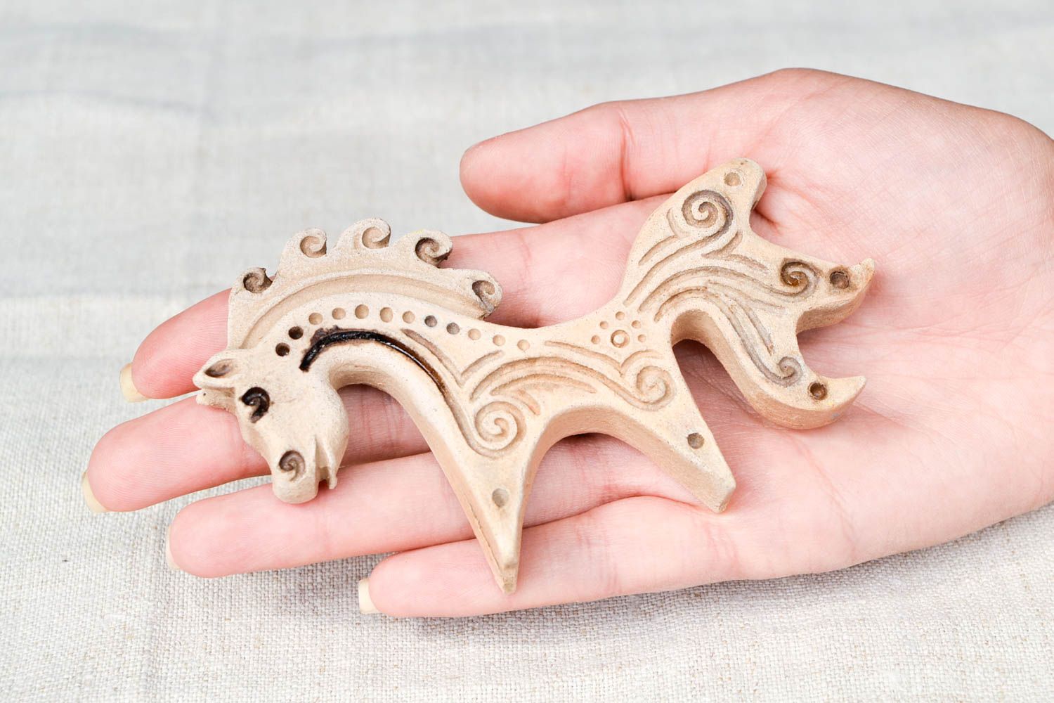 Керамика ручной работы свистулька из глины с узорами красивая глиняная игрушка фото 2