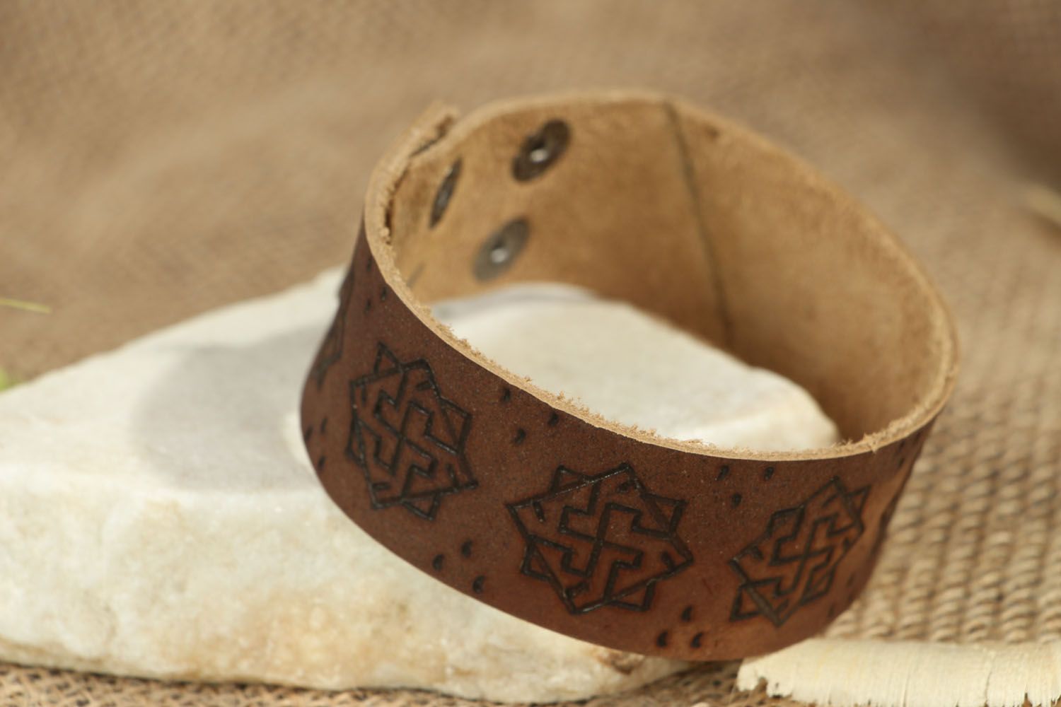 Bracelet en cuir fait main Valkyrie photo 5