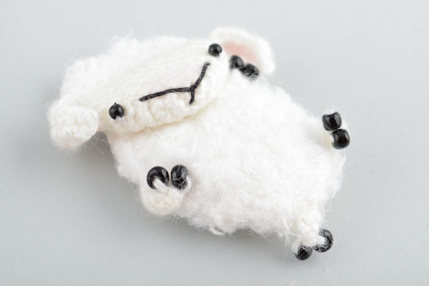 Мягкая вязаная игрушка магнит в виде овечки белая амигуруми маленькая хэнд мейд фото 4