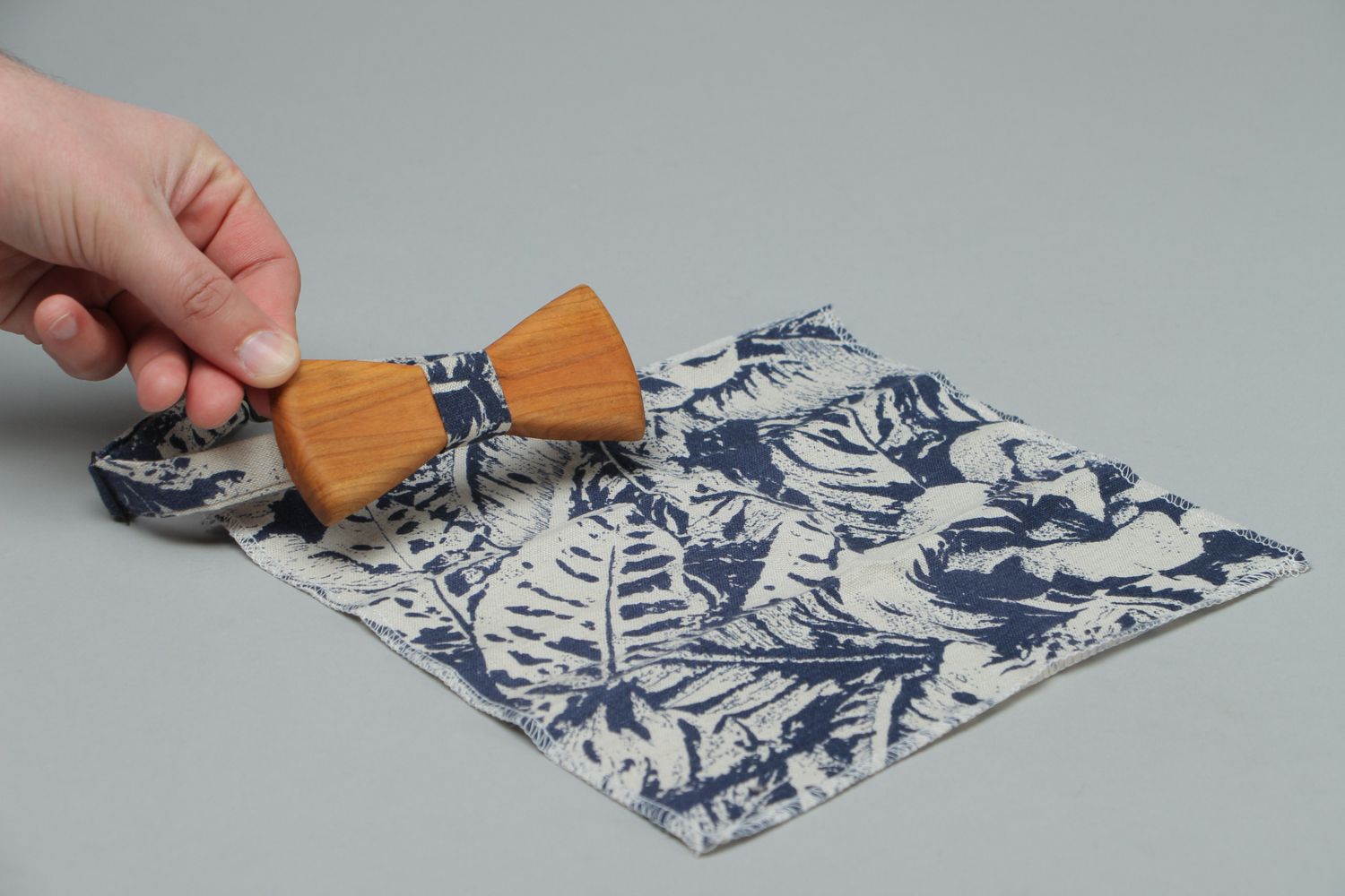 Bow tie and handkerchief with print photo 4