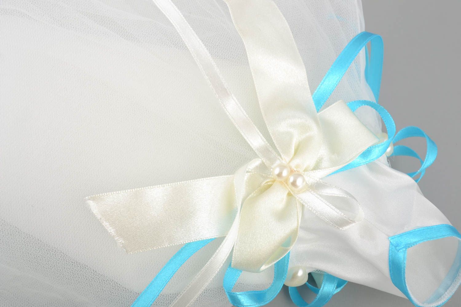 Одежда невесты на бутылку шампанского белая с голубым красивая ручной работы фото 3