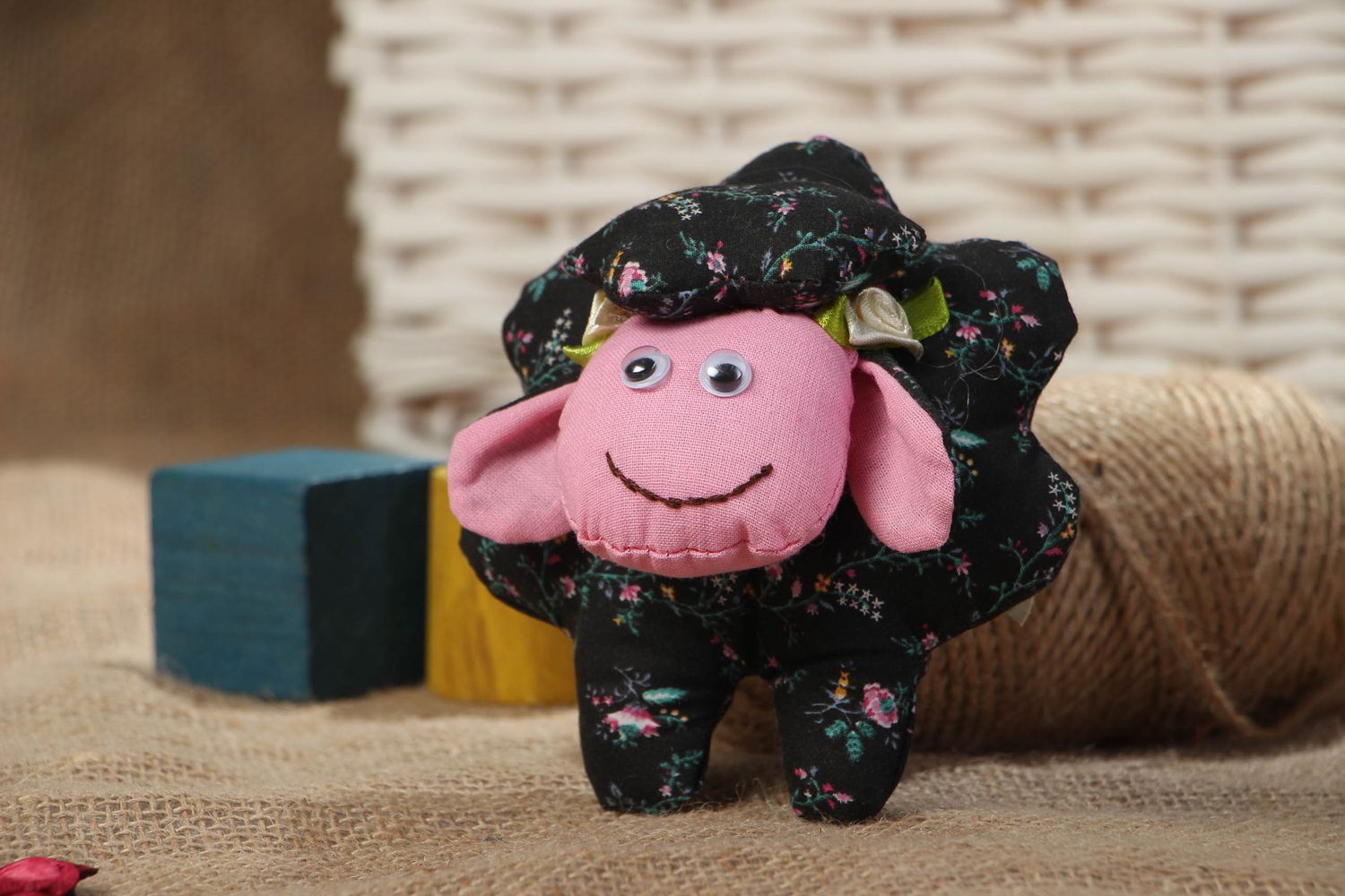 Jouet décoratif en tissu de coton fait main original pour enfant Mouton noir photo 5