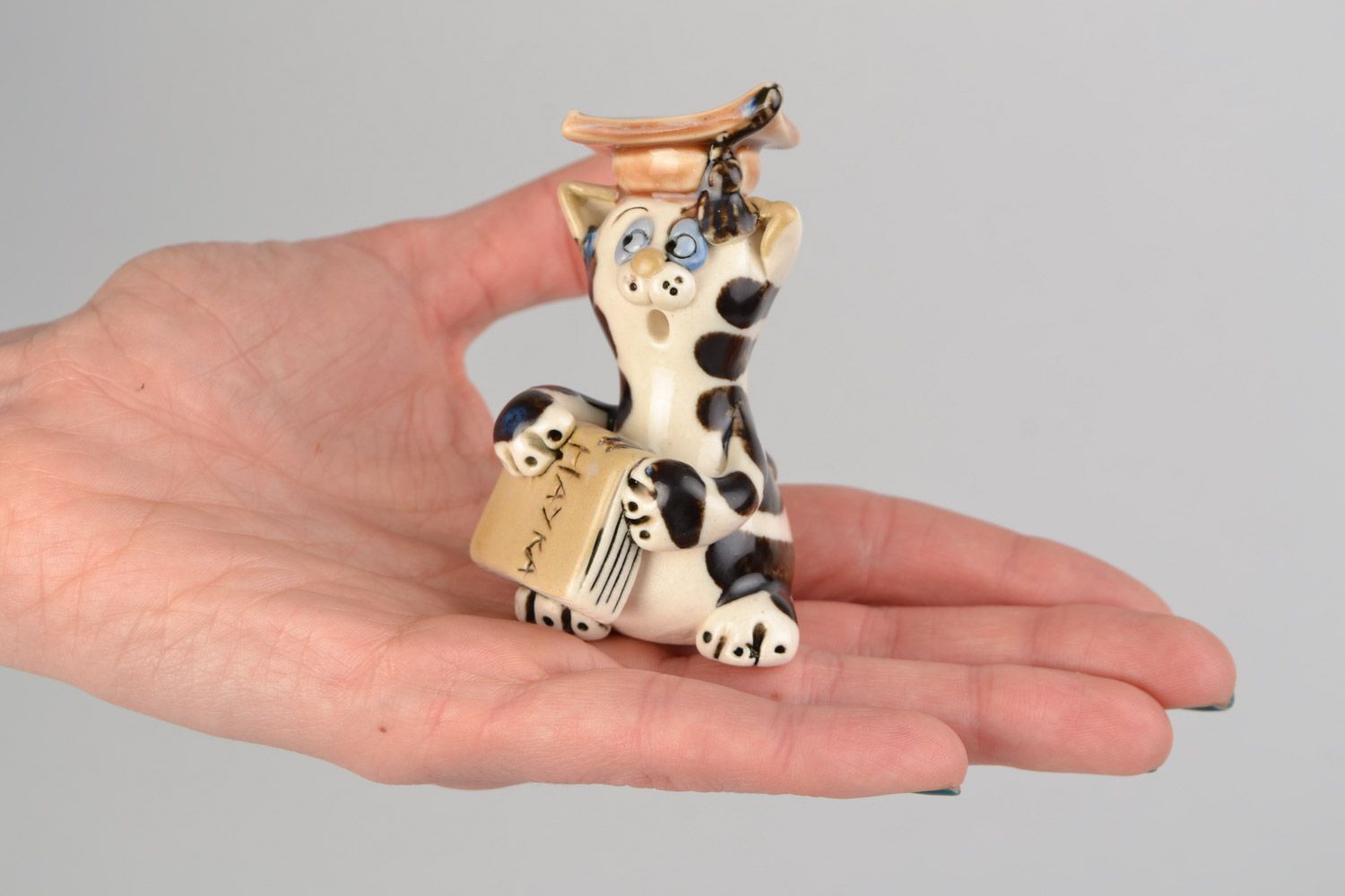 Künstlerische handgemachte Deko Figur aus Ton und Glasur bemalt Katze gelehrte foto 2
