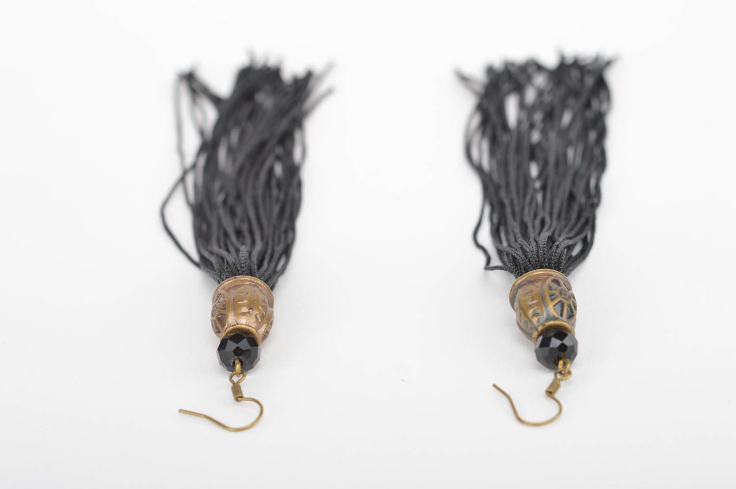 Длинные черные серьги с кисточками из шнуров красивые аксессуар ручной работы фото 5