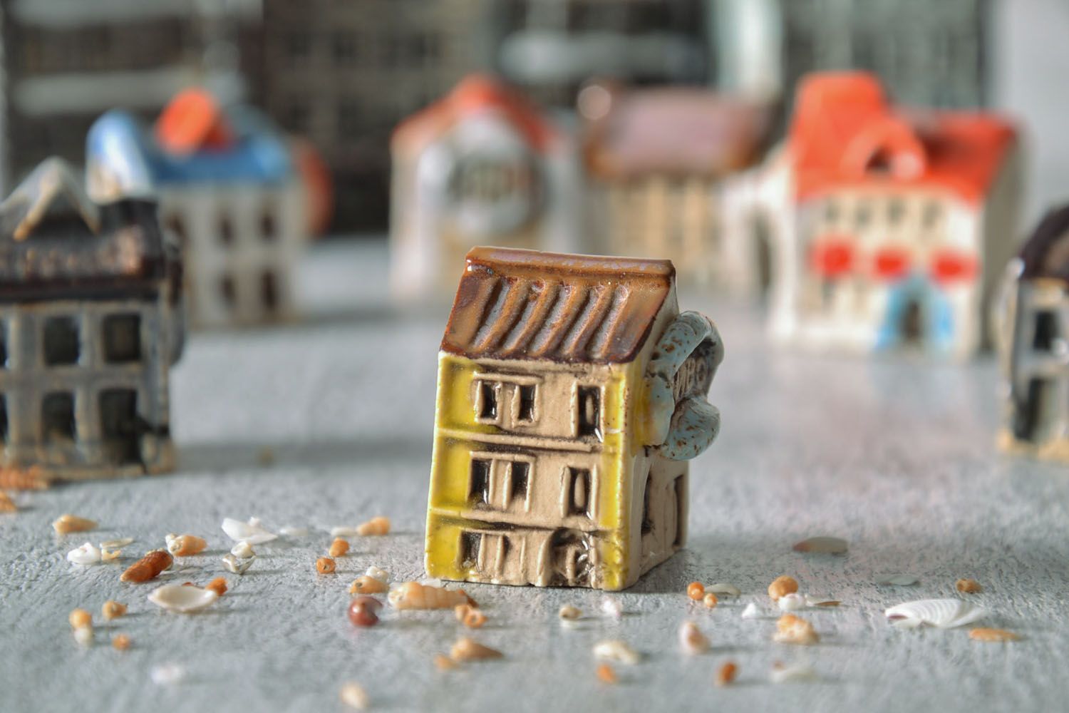 Small ceramic figurine in the form of house photo 1