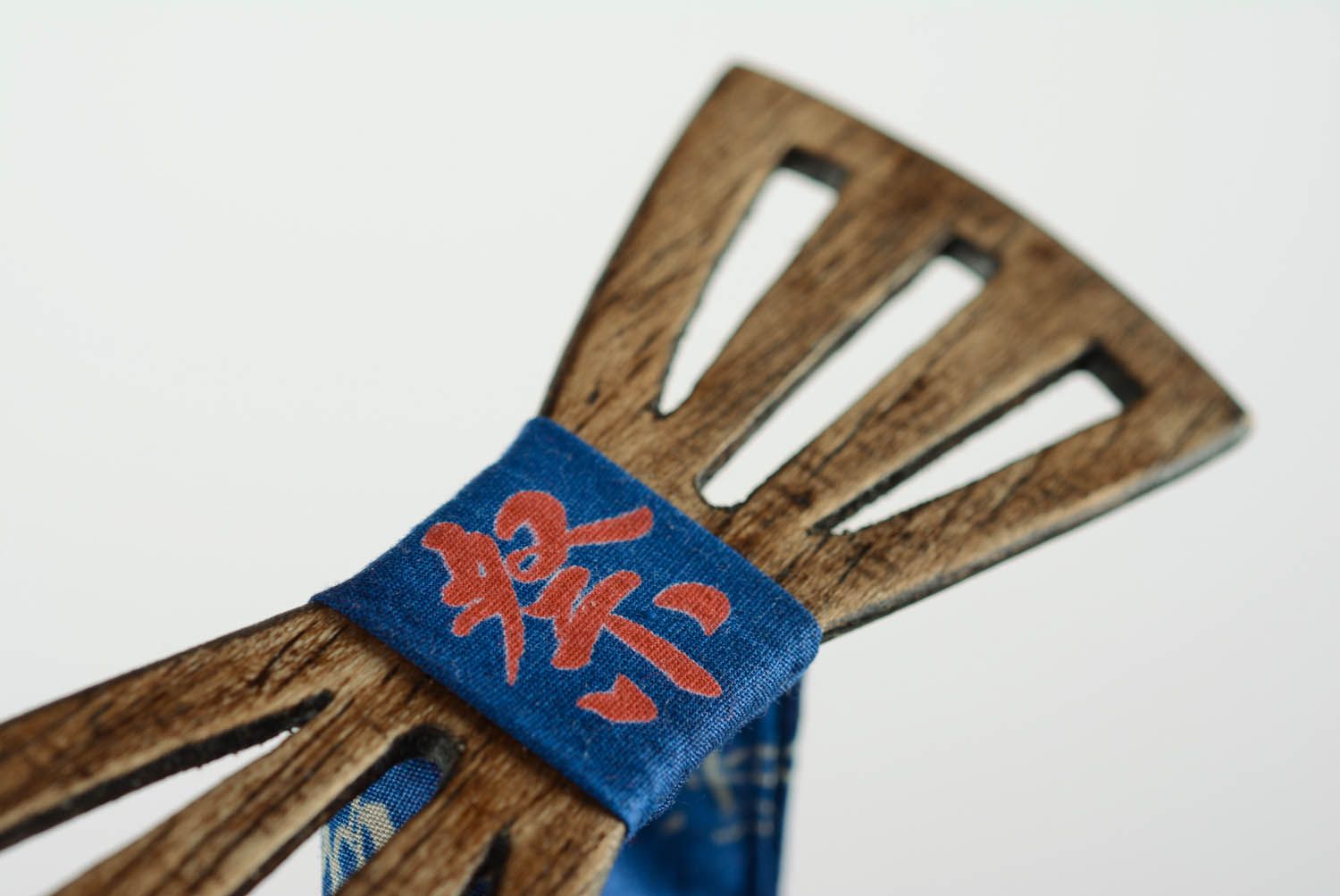 Необычный галстук-бабочка из дерева Восток фото 4
