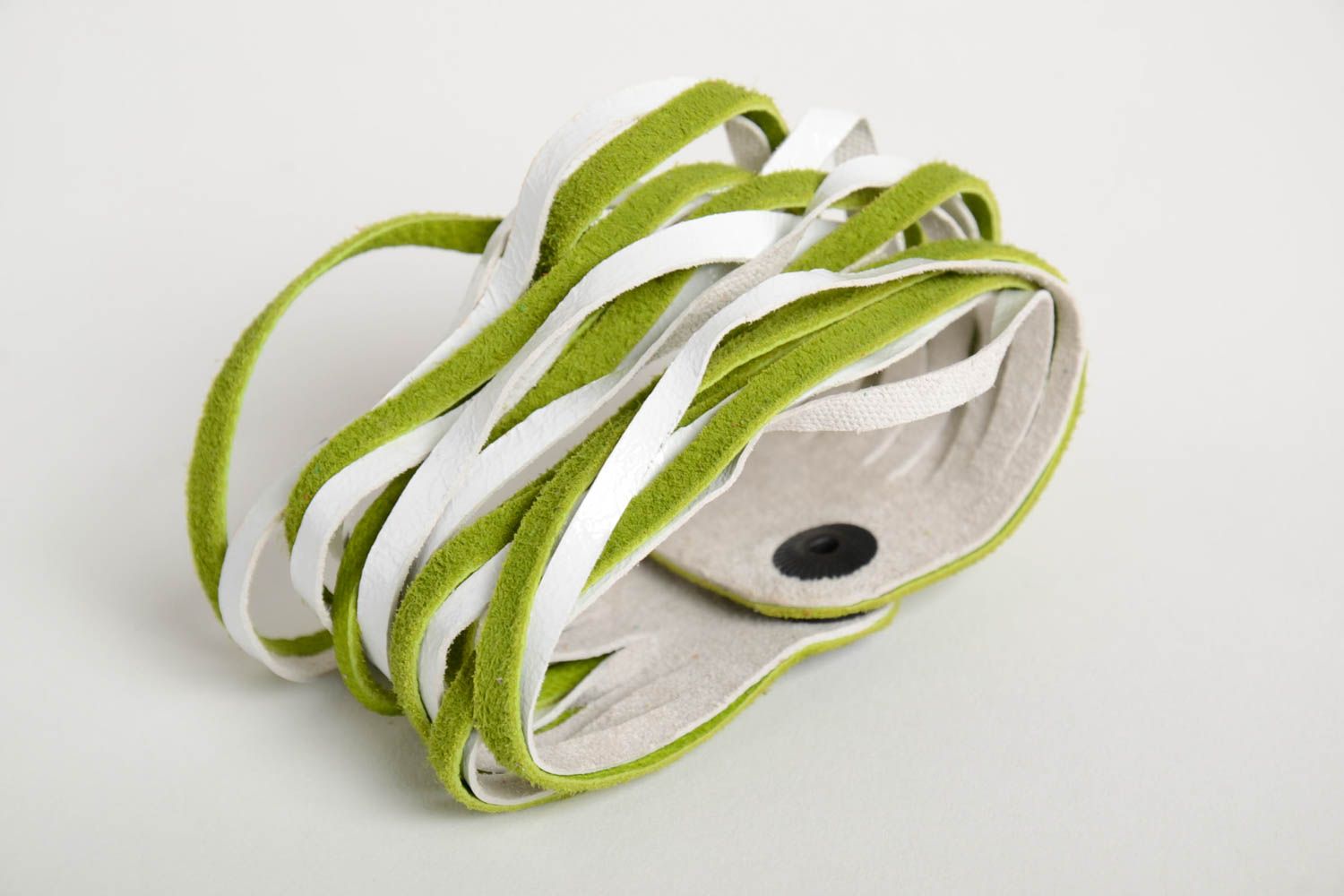 Широкий кожаный браслет ручной работы браслет на руку украшение из кожи зеленое фото 3