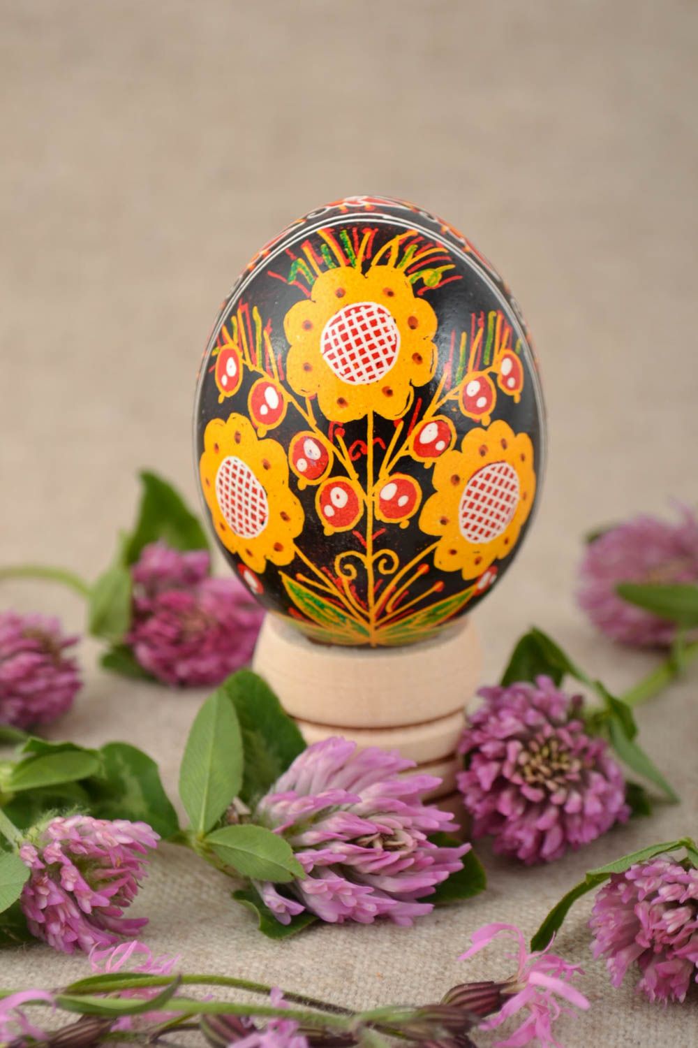 Huevo de Pascua de gallina pintado con arcílicos artesanal con girasoles foto 1
