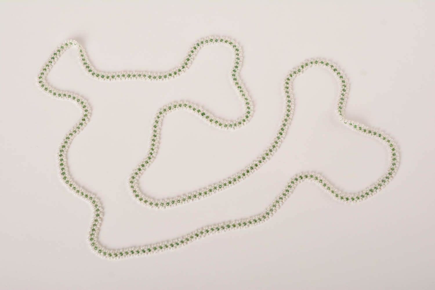 Collier perles de rocaille Bijou fait main de couleur blanche Accessoire femme photo 5