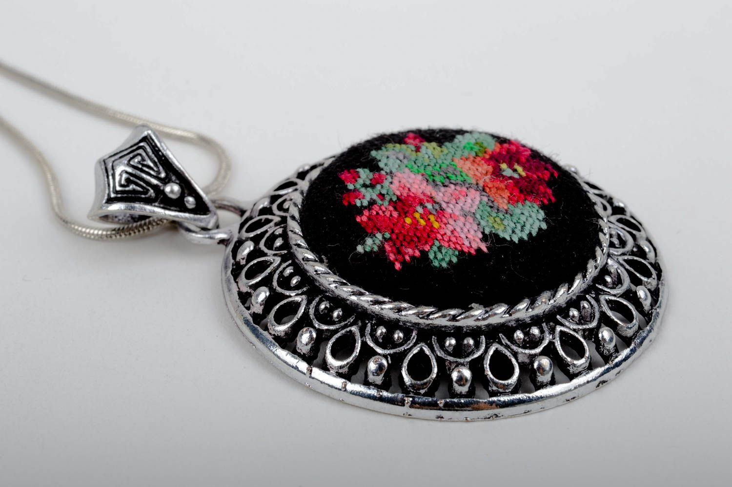 Pendentif métal rond Bijoux fait main design fleur brodée Accessoire femme photo 4