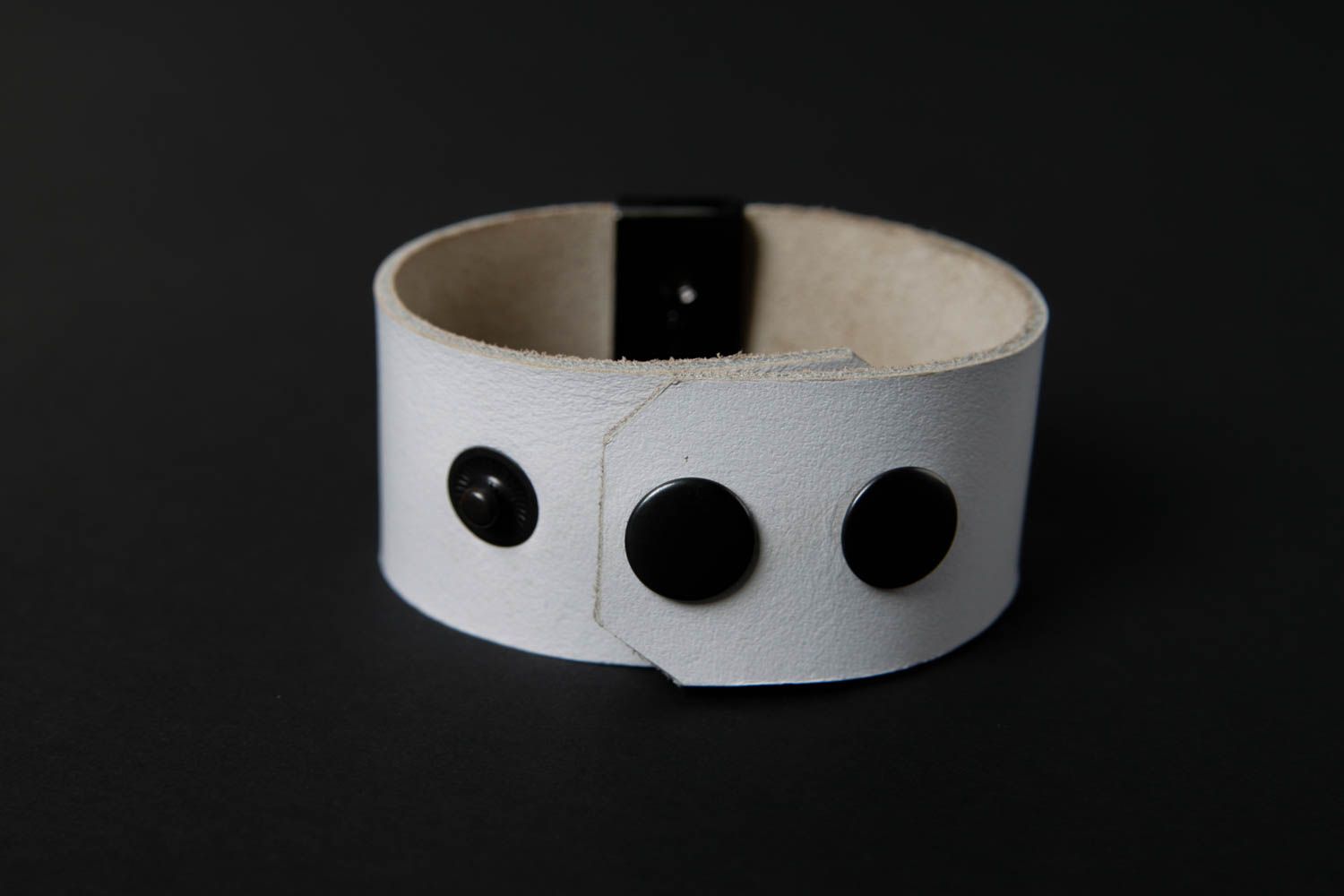 Handmade breites Armband aus Leder weiß Designer Schmuck Accessoire für Frauen  foto 5
