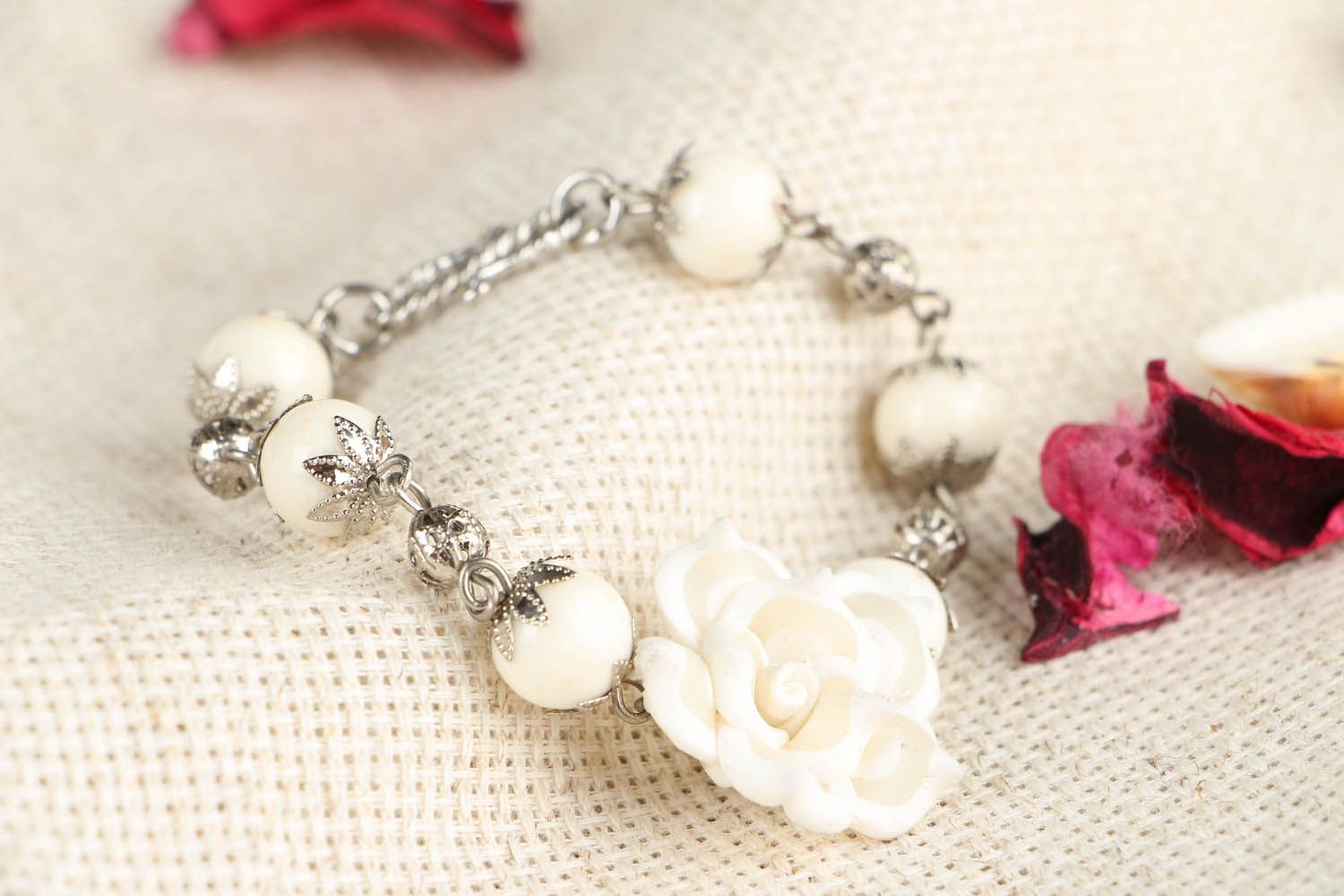 Bracelet fait main avec une fleur blanche photo 1