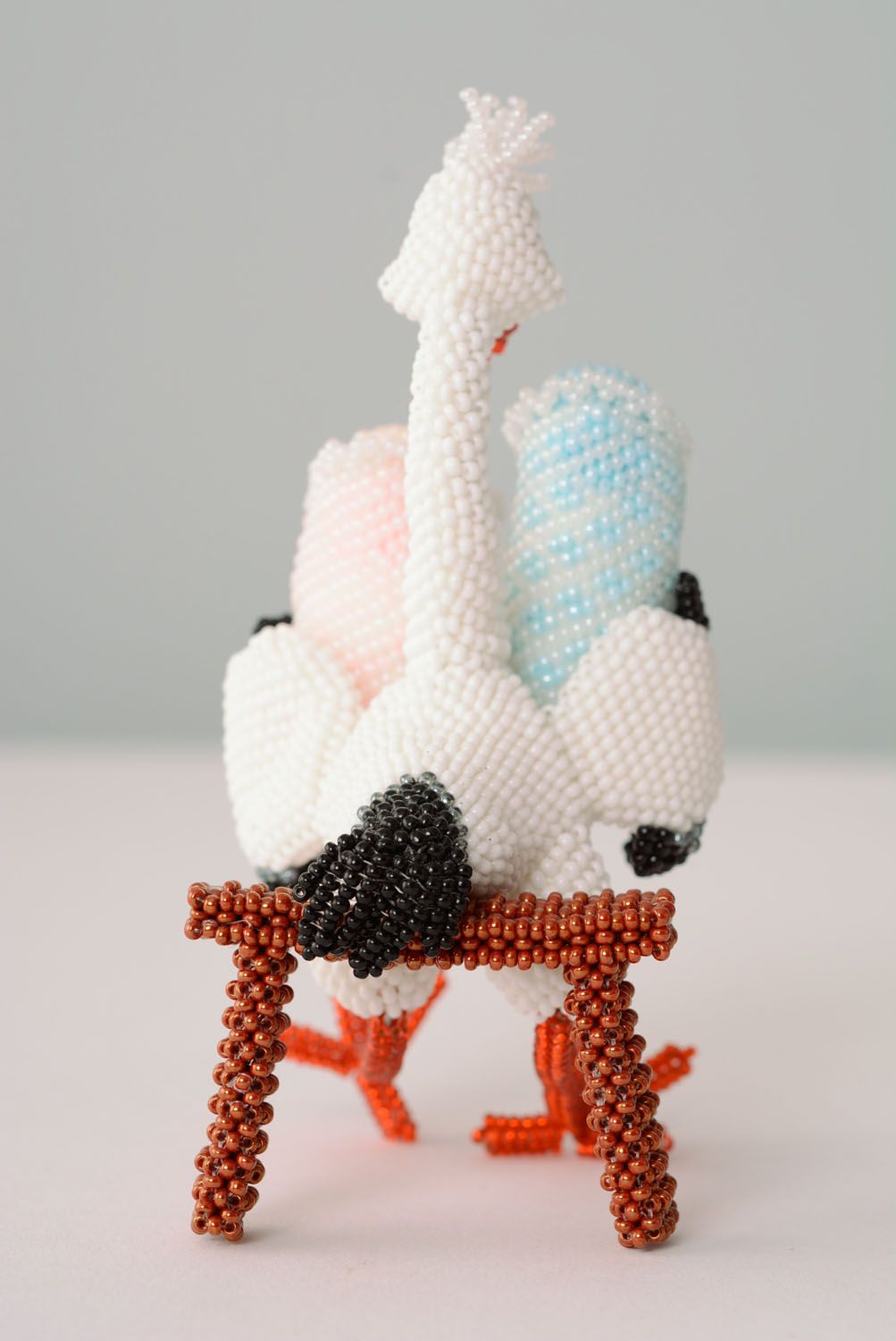 Figurine de cigogne avec ses petits en perles de rocaille photo 4