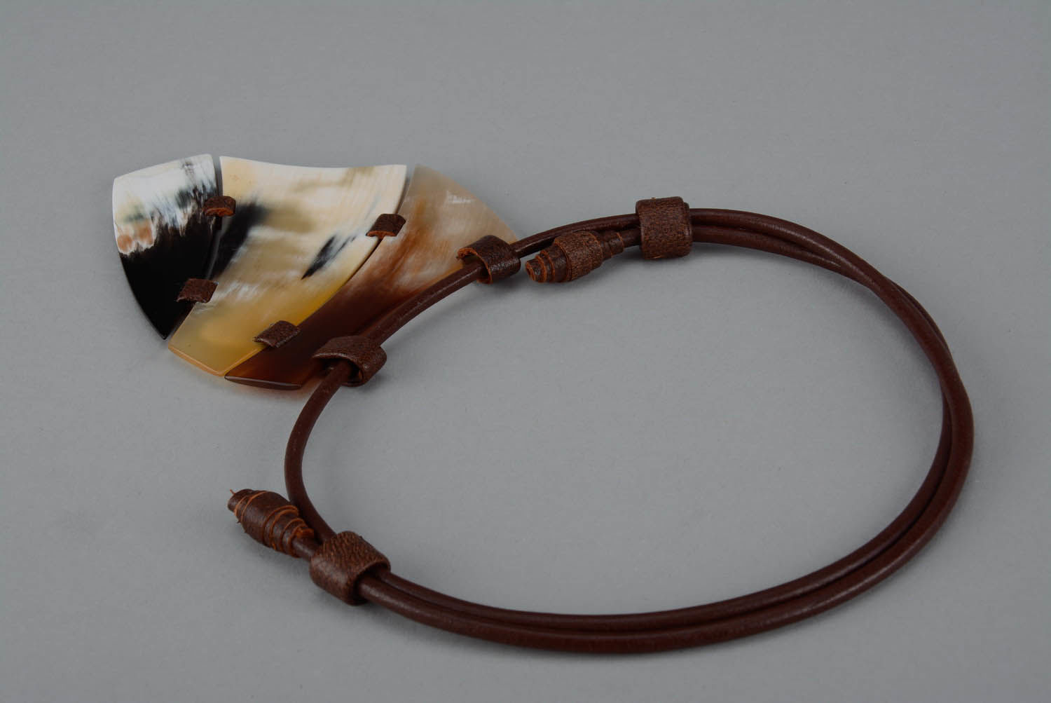 Handmade Collier aus Kuhhorn und Leder foto 3