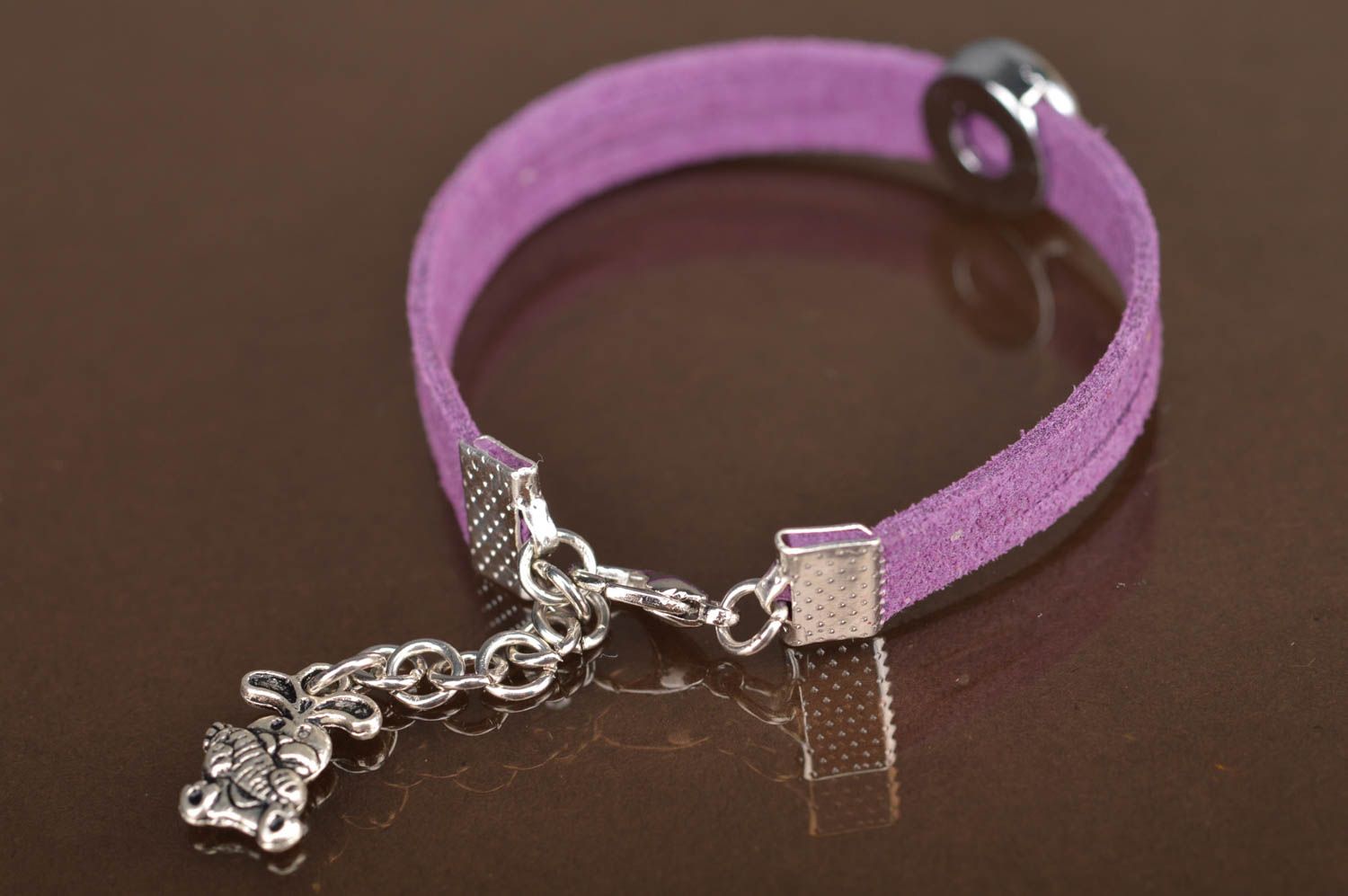 Pulsera de gamuza de color violeta hecha a mano estilosa de autor para chicas foto 4