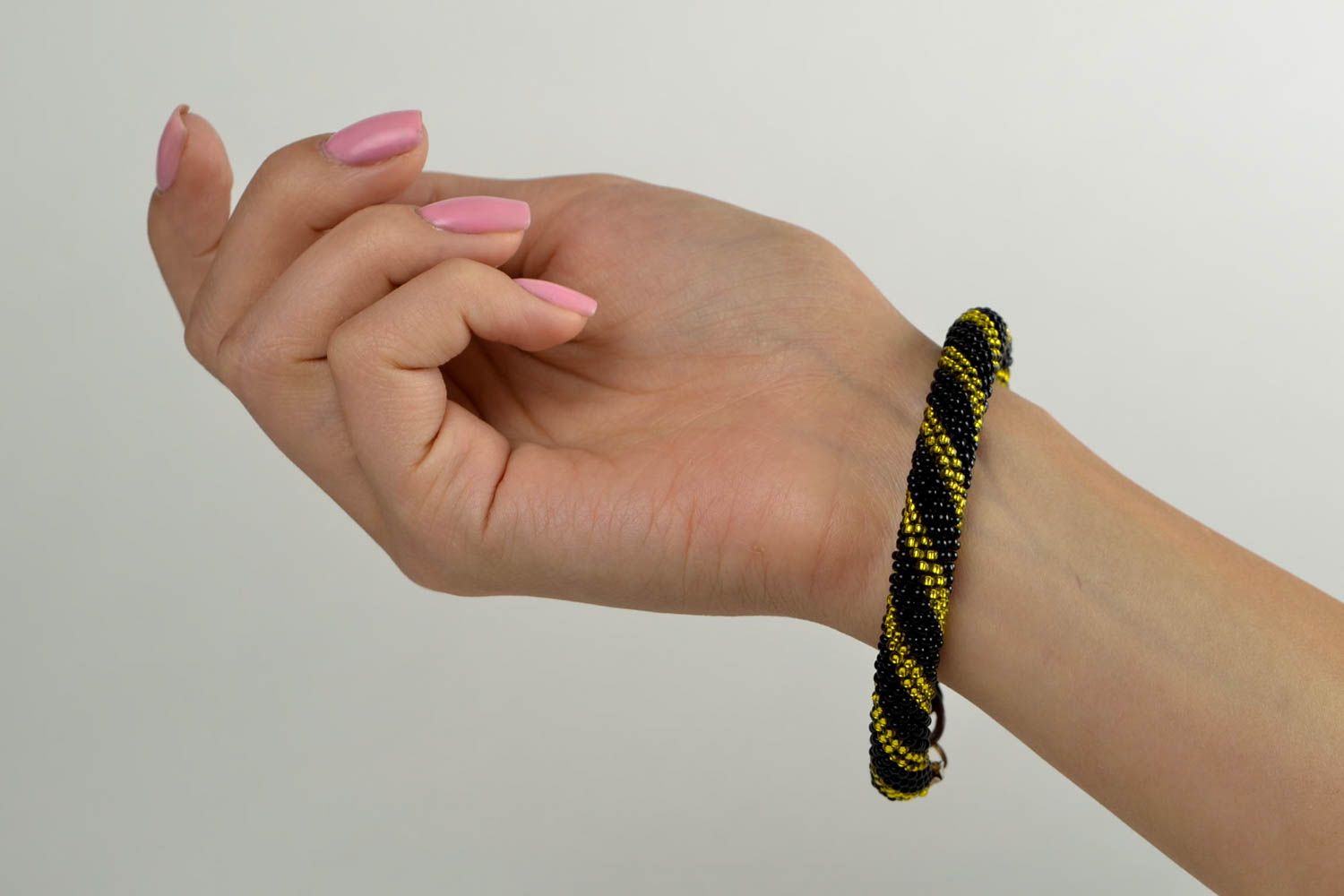 Bracelet en perles de rocaille Bijou fait main noir et jaune Cadeau femme photo 1