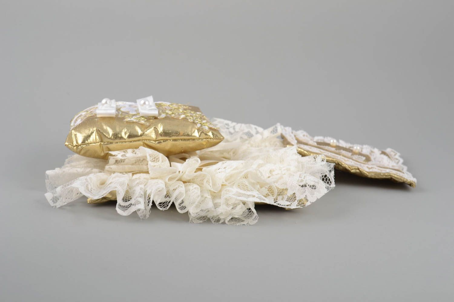 Свадебные подушечки для колец набор из 3 изделий золотистые ручной работы фото 4