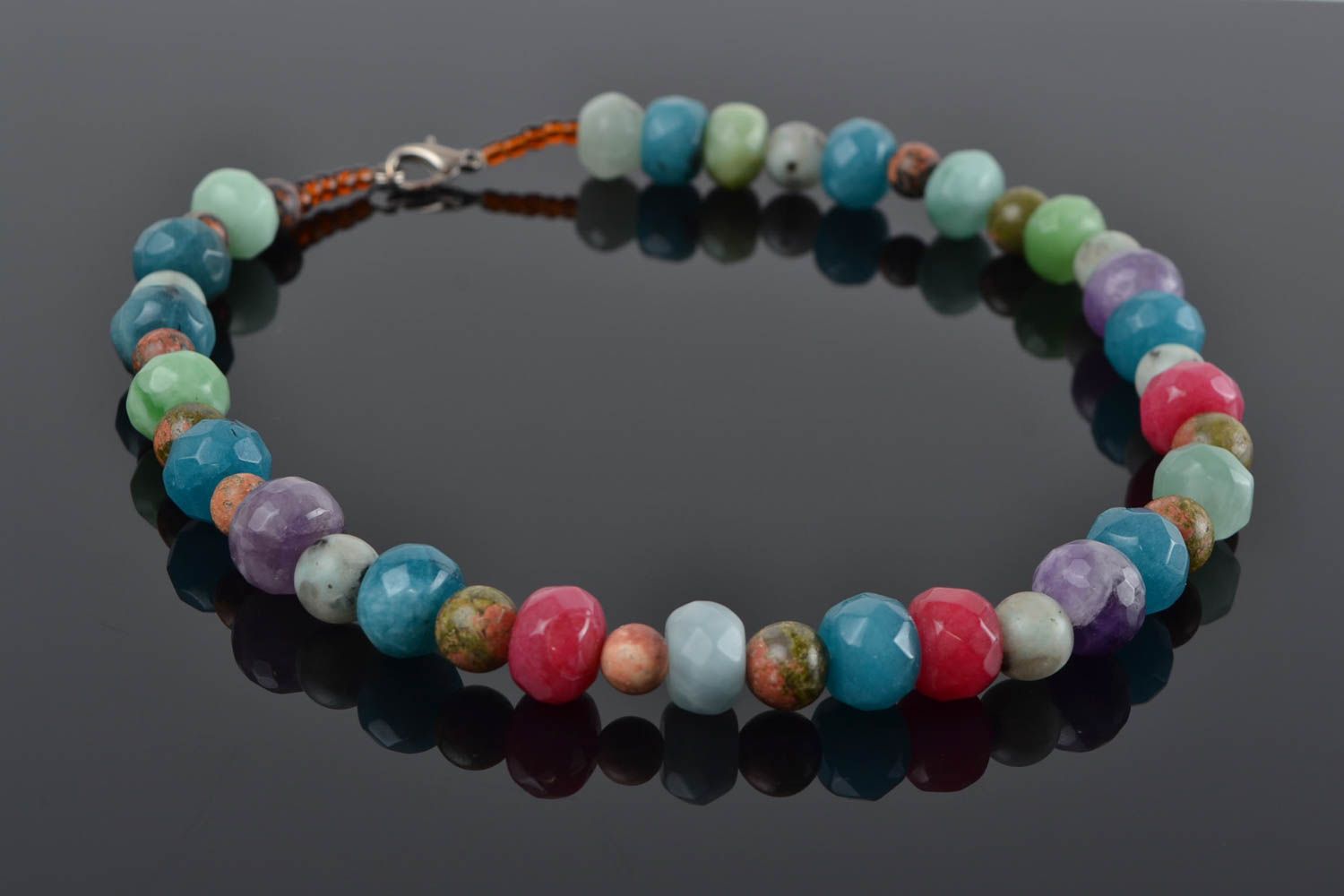 Joli collier en pierres naturelles fait main multicolore accessoire de créateur photo 1