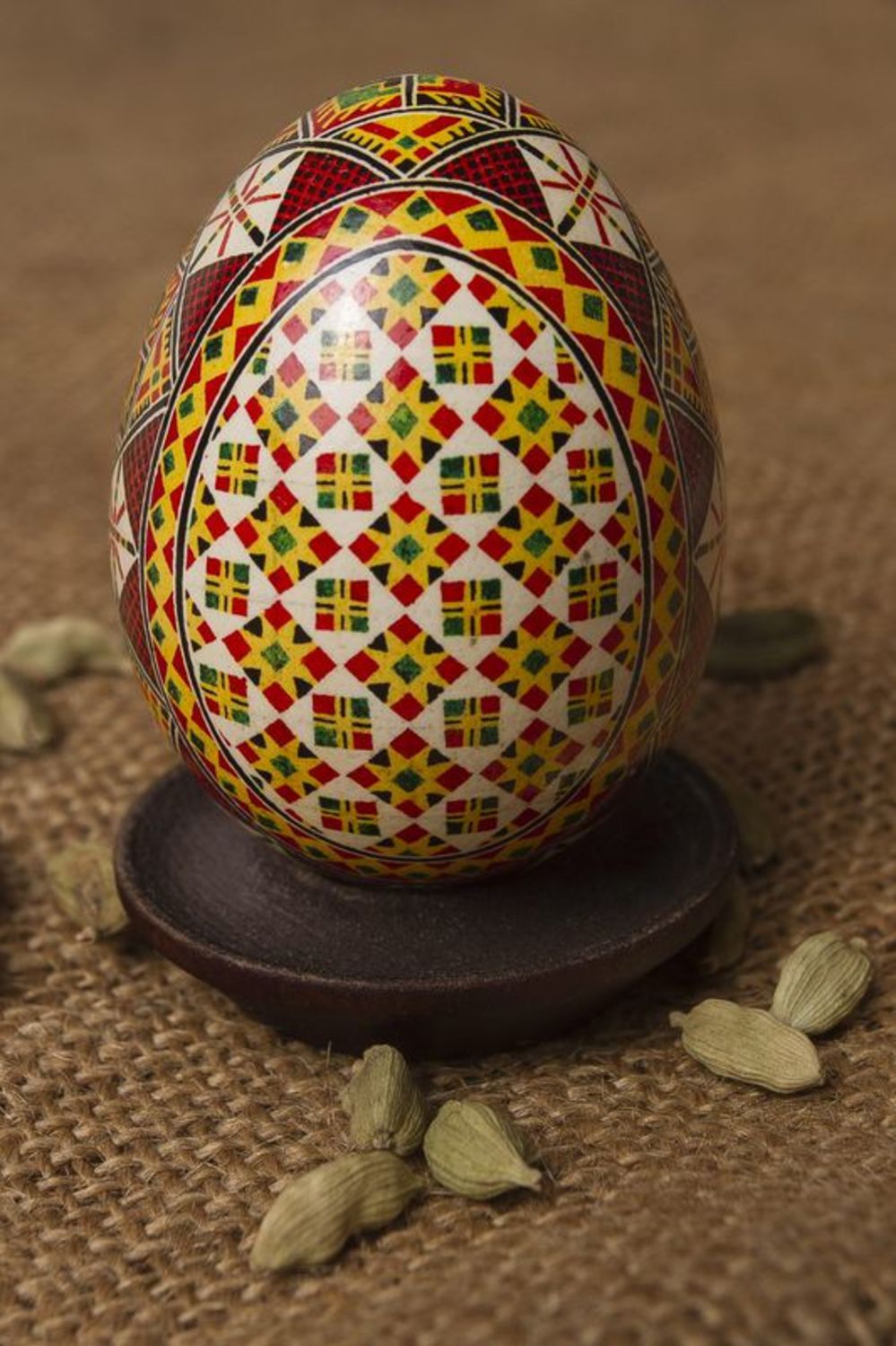 Handgemachtes dekoratives bemaltes Osterei mit Ornament zum Osterfest für Haus Dekoration foto 1