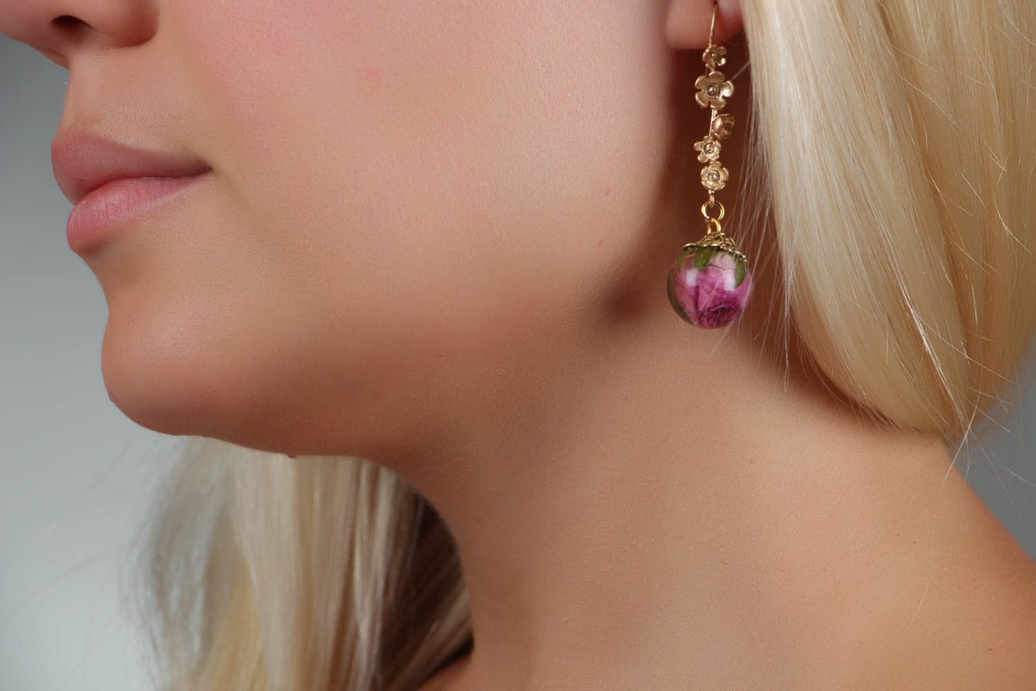 Longues boucles d'oreilles pendantes avec vraie rose  photo 5