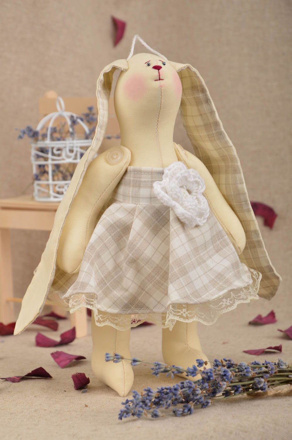 Красивая мягкая игрушка в клетчатом платье с петелькой для декора ручной работы фото 1