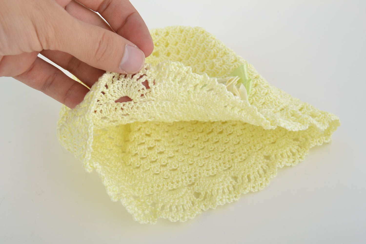 Bonnet tricoté pour bébé en fils de coton clair ajouré avec fleurs fait main photo 3