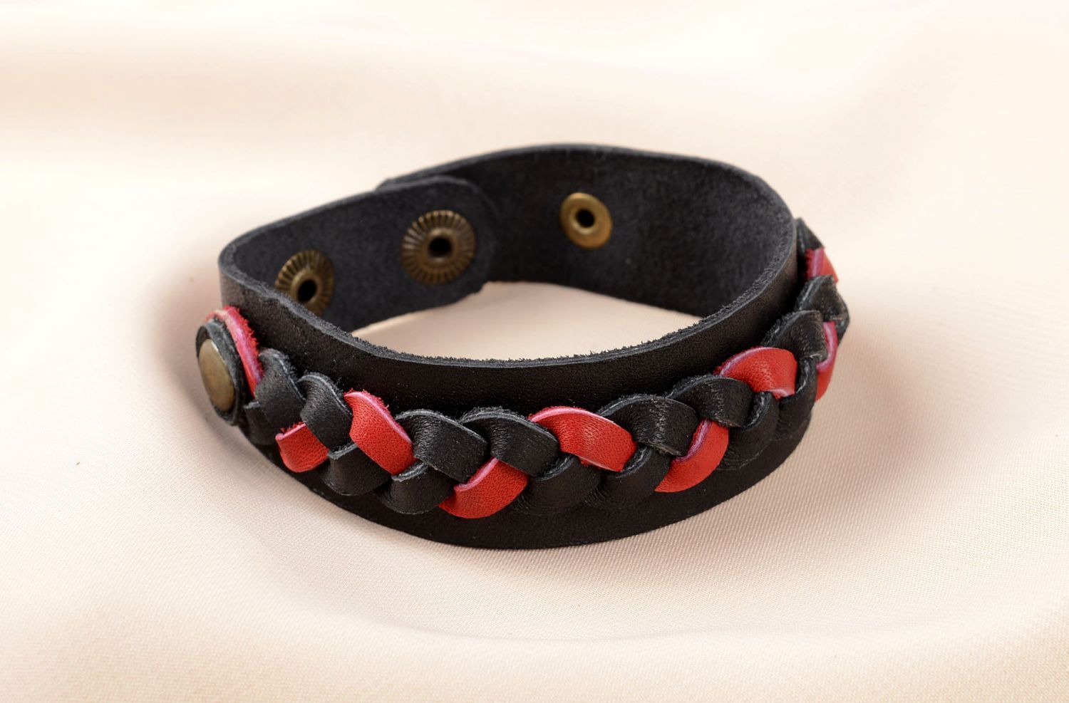 Bracelet noir et rouge Bijou fait main en vrai cuir avec tresse Cadeau original photo 5