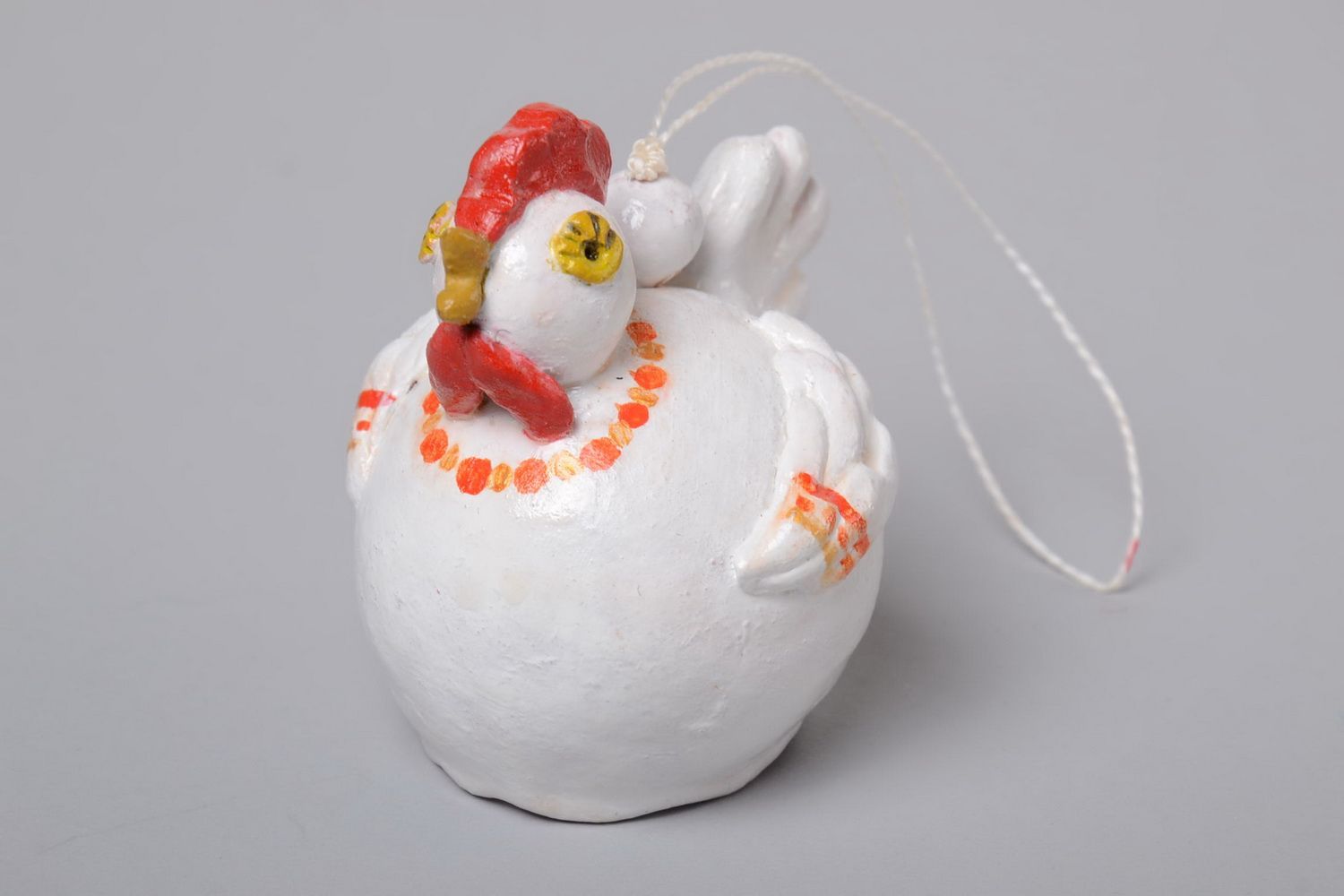 Künstlerisch bemaltes Glöckchen aus Ton Huhn in Weiß schöne Designer Handarbeit foto 2