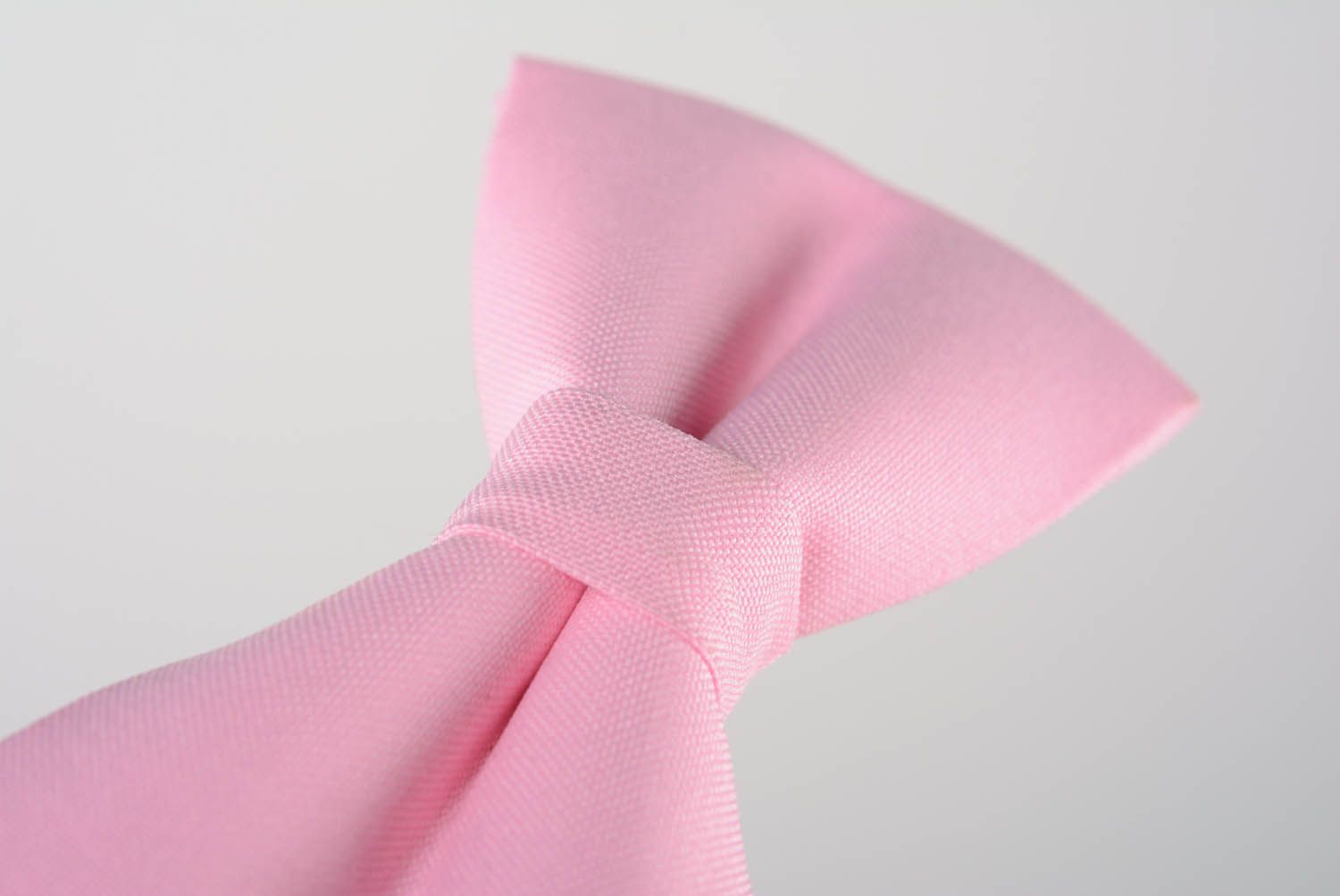 Gravata borboleta de cor rosa clara feita de tecido de gabardine foto 4
