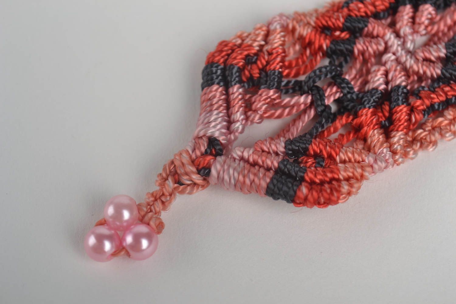 Bracelet textile Bijou fait main large fils macramé rouge noir Accessoire femme photo 3