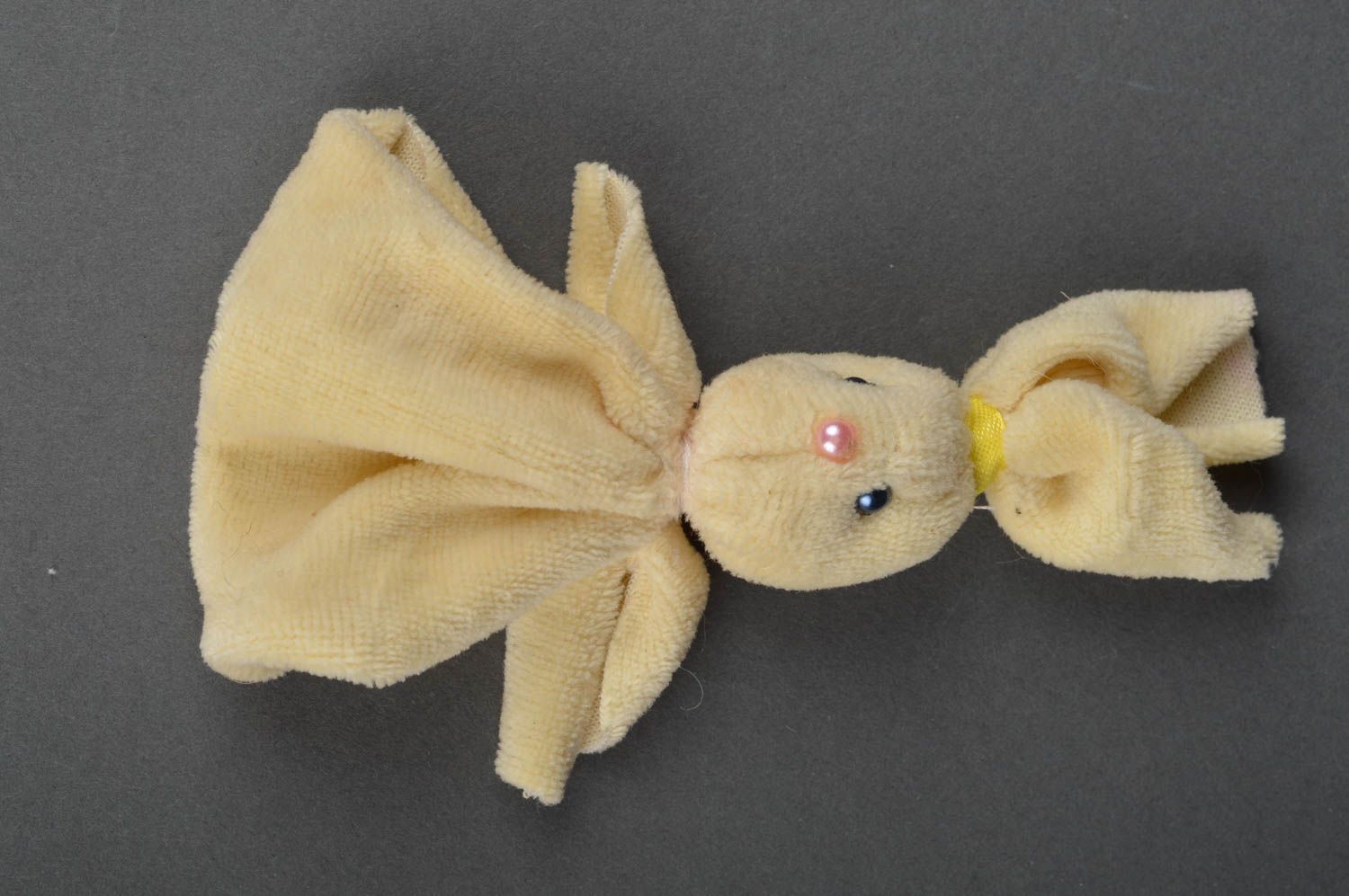 Мягкая игрушка ручной работы зайчик оберег для малышей из плюша на пальчик фото 4